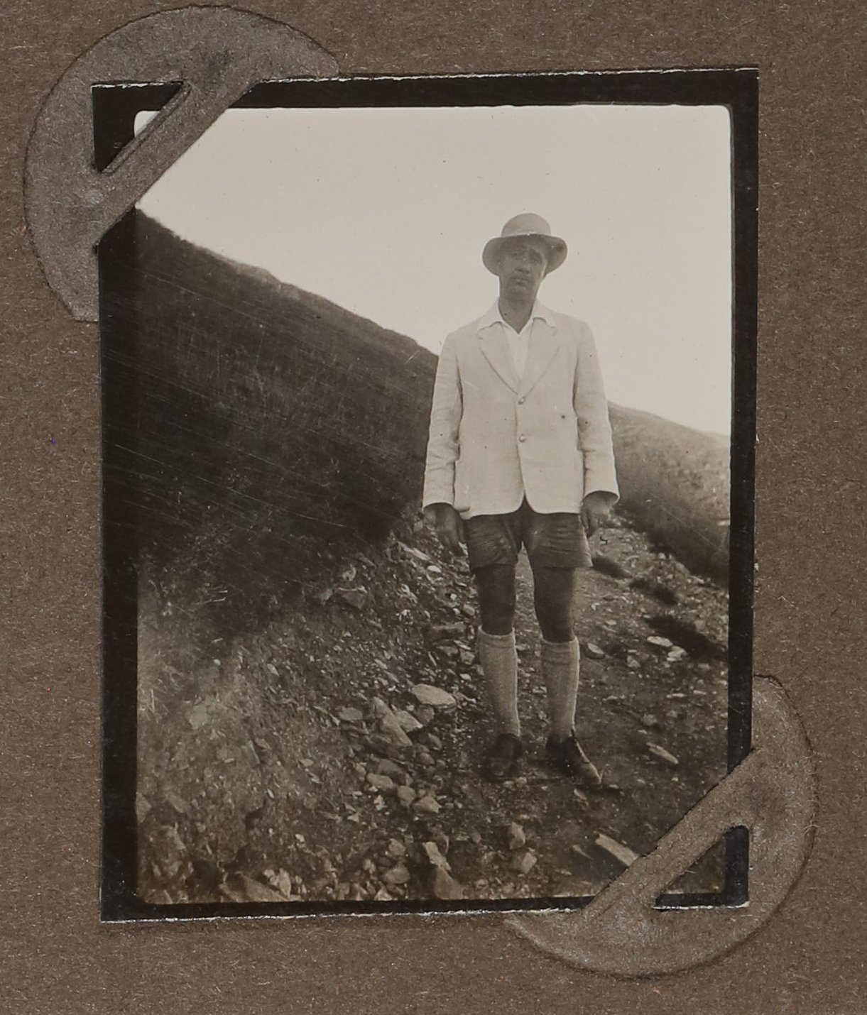 Heinrich Zimmer mit Hut auf einer Wiese in den Bergen stehend (Vera Graaf CC BY-NC-SA)