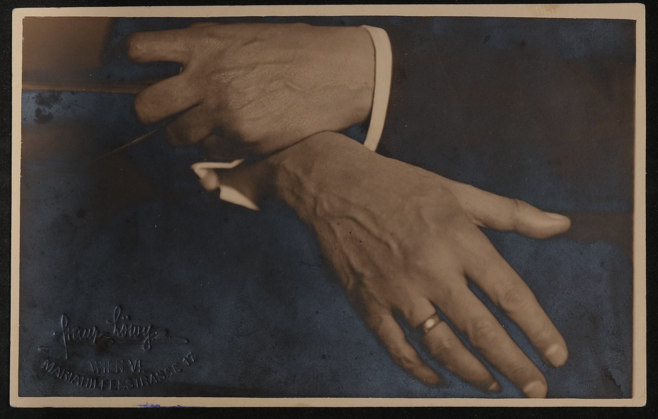 Hofmannsthals Hände mit Ehering (Freies Deutsches Hochstift / Frankfurter Goethe-Museum CC BY-NC-SA)