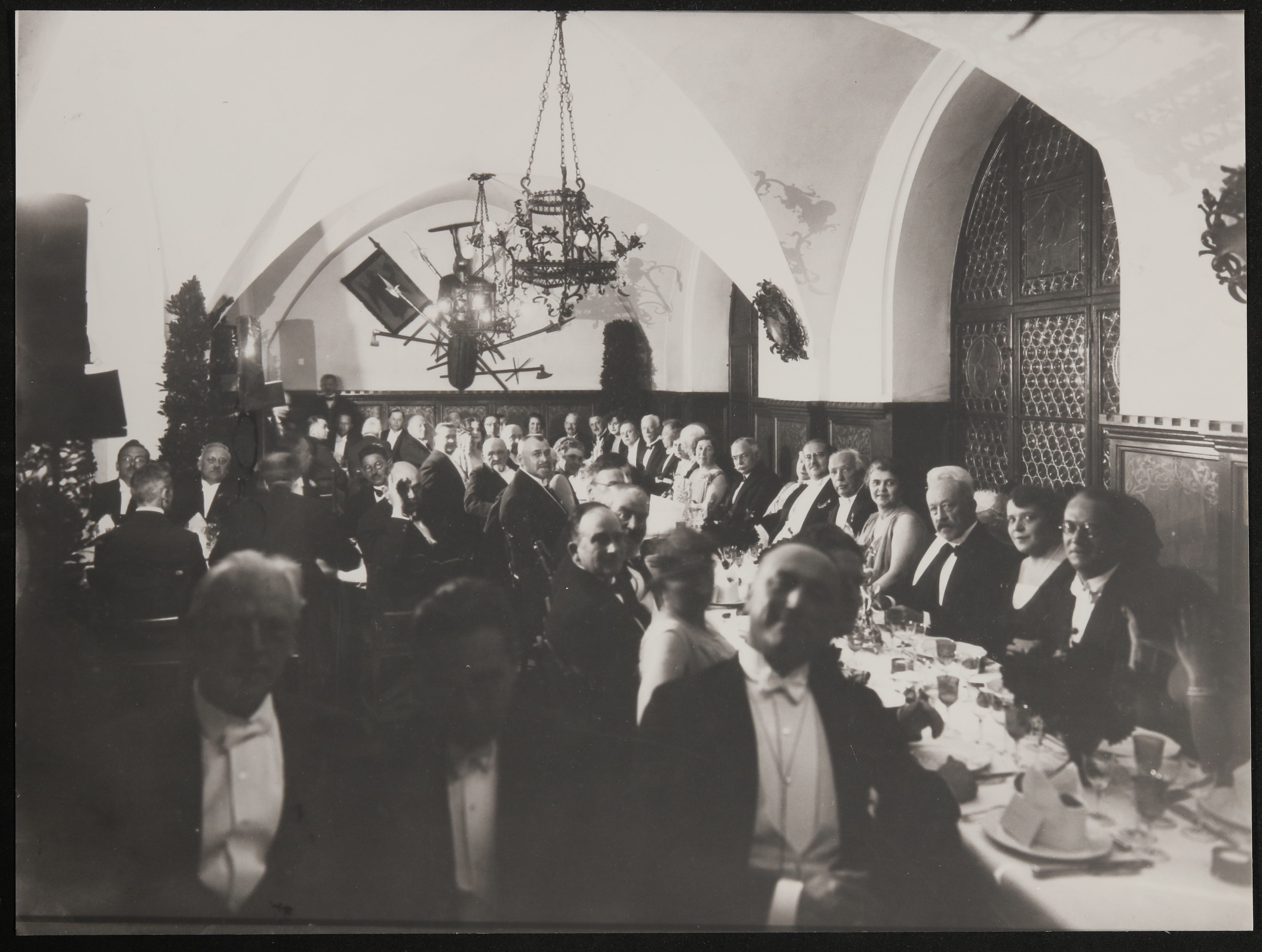 Premierenfeier der "Ägyptischen Helena" in einem Münchener Lokal 1928 (Freies Deutsches Hochstift / Frankfurter Goethe-Museum CC BY-NC-SA)