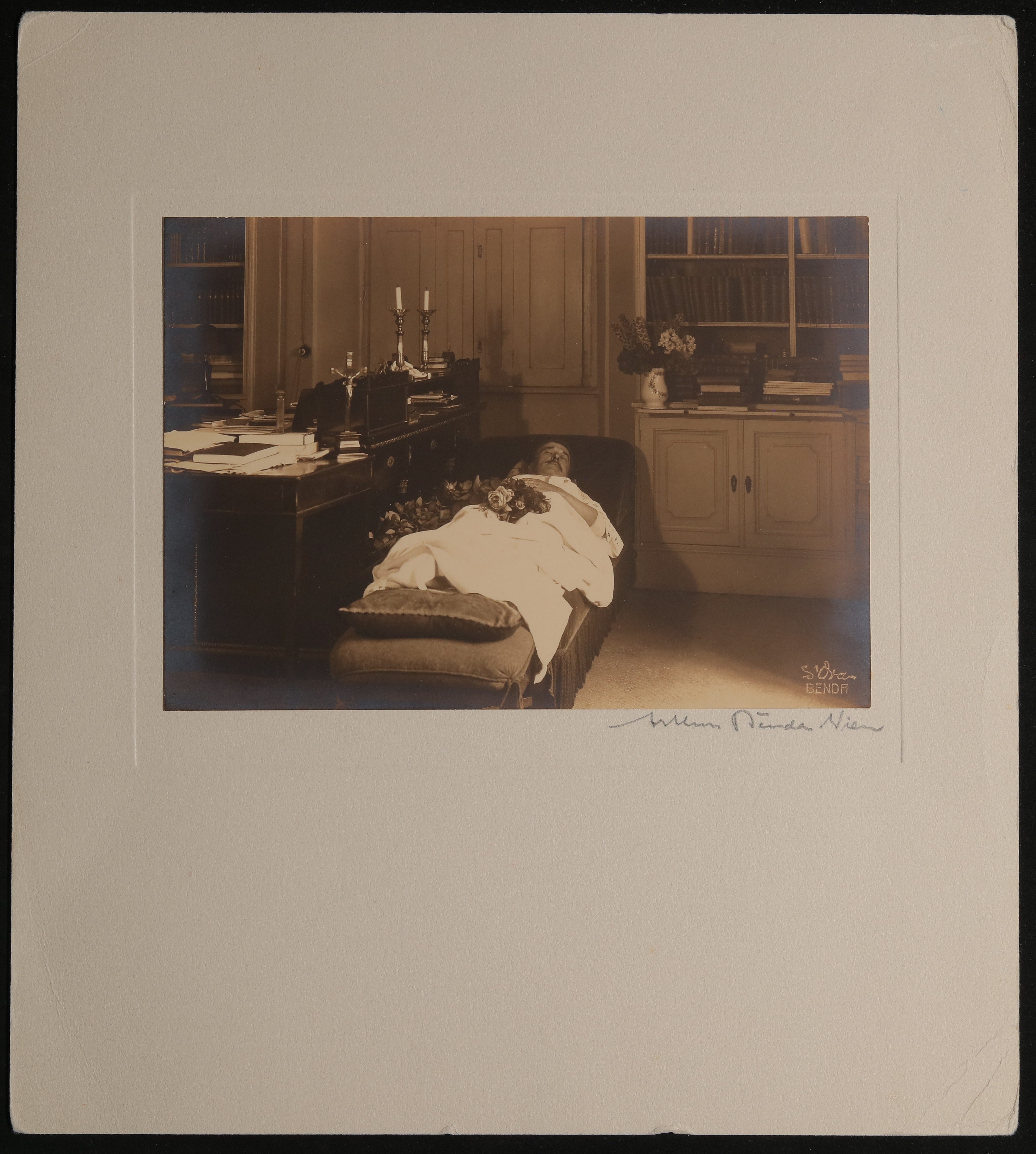 Hofmannsthal auf dem Totenbett, liegend auf einem Kanapee im Rodauner Arbeitszimmer (Freies Deutsches Hochstift / Frankfurter Goethe-Museum CC BY-NC-SA)