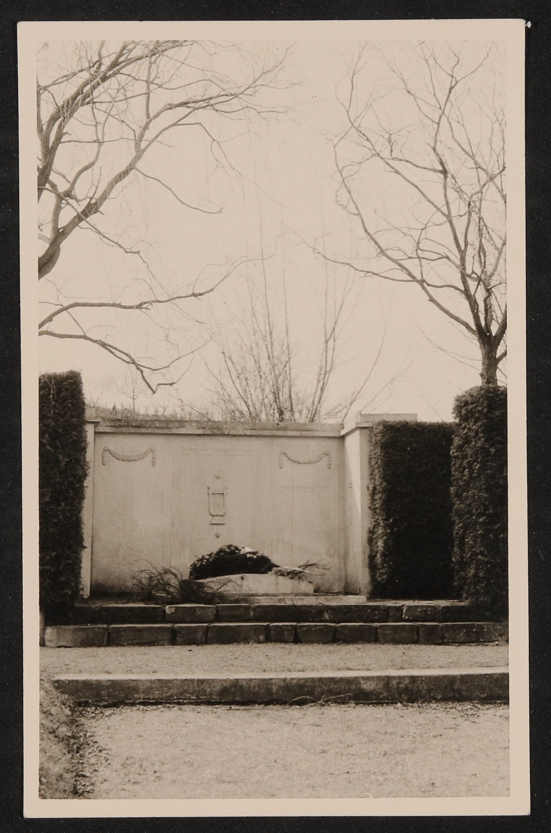 Hofmannsthals Grabmahl auf dem Rodauner Friedhof (Freies Deutsches Hochstift / Frankfurter Goethe-Museum CC BY-NC-SA)
