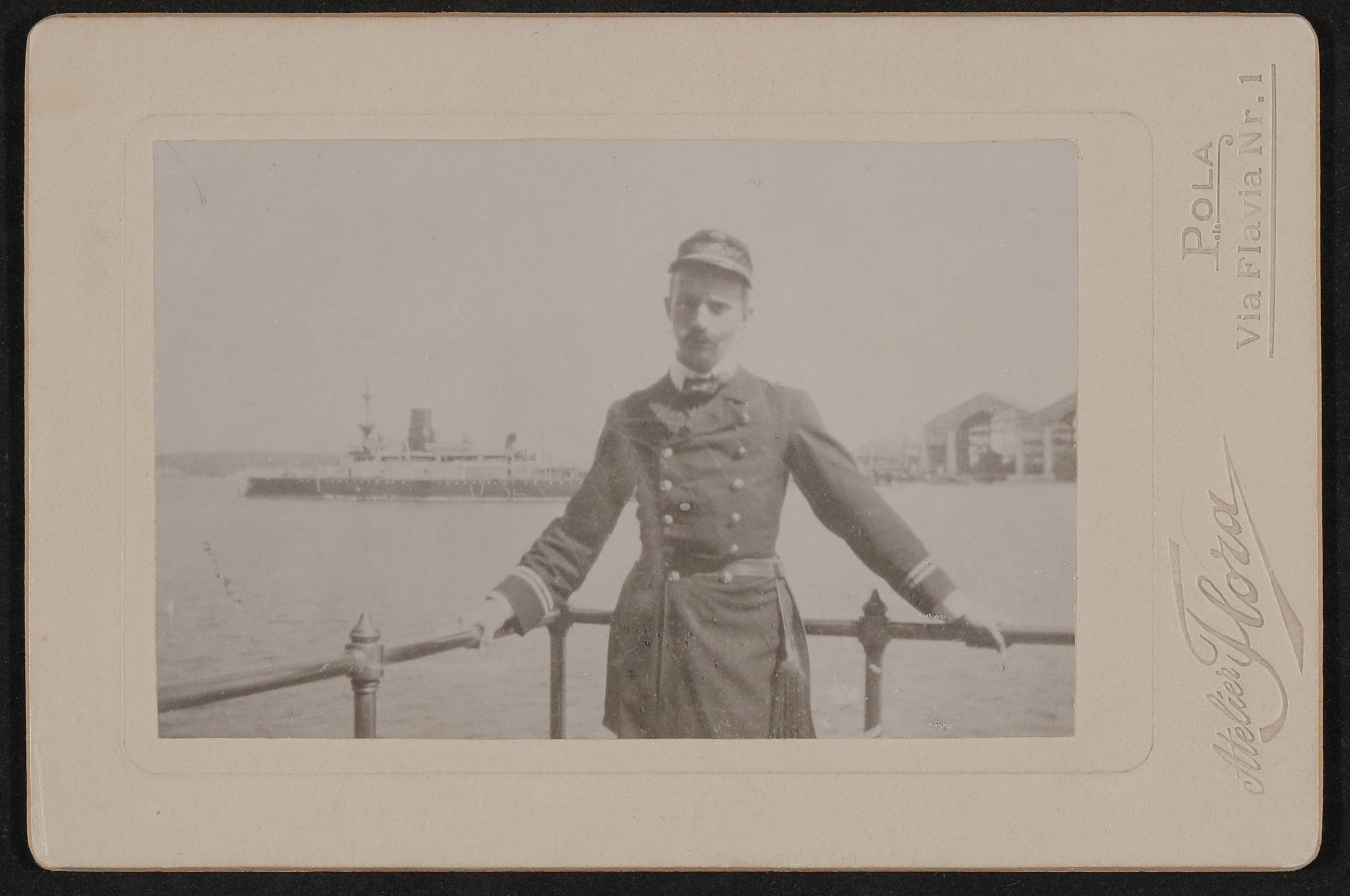 Edgar Karg von Bebenburg in Militäruniform im Hafen von Pola (Freies Deutsches Hochstift / Frankfurter Goethe-Museum CC BY-NC-SA)