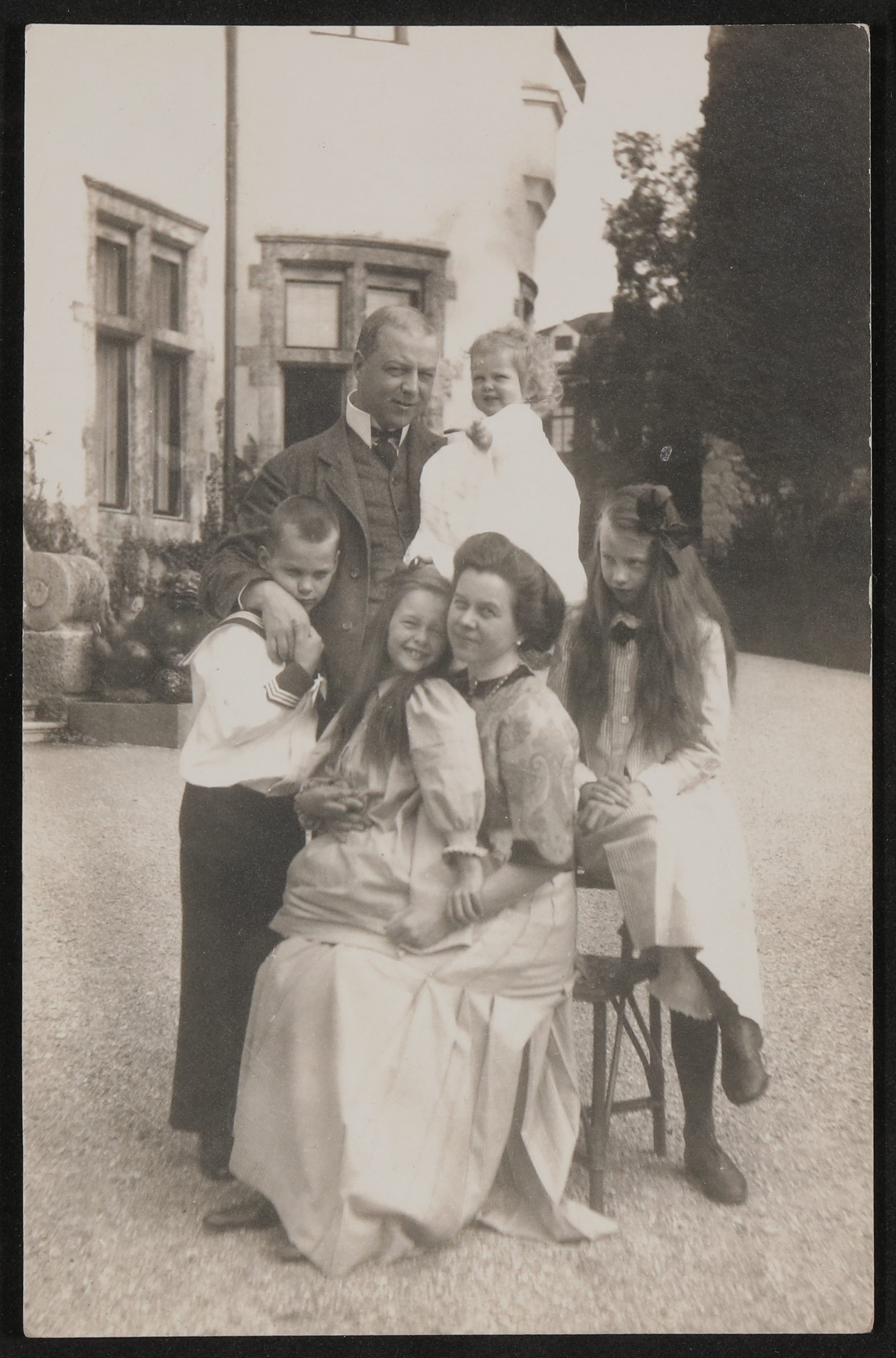 Eberhard und Dora von Bodenhausen mit ihren vier Kindern im Garten vor ihrer Villa (Freies Deutsches Hochstift / Frankfurter Goethe-Museum CC BY-NC-SA)
