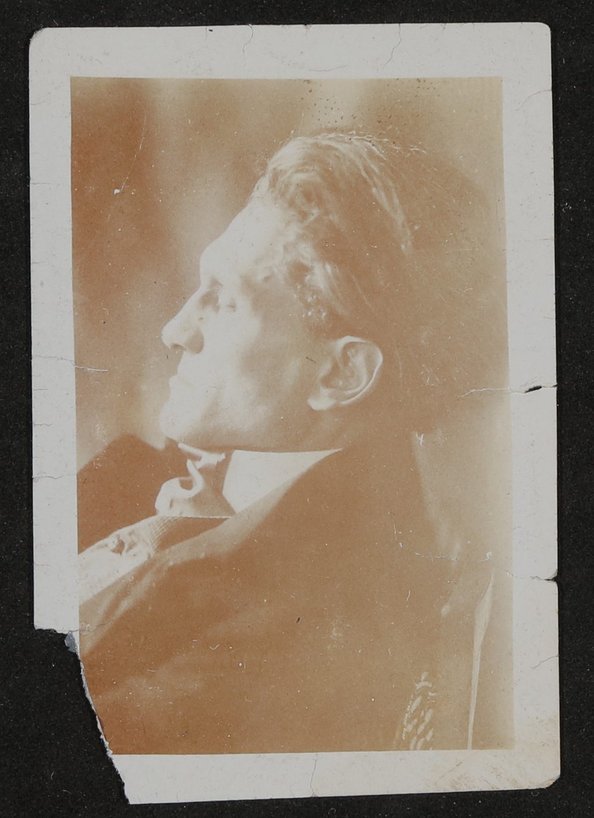 Stefan George im Profil mit geschlossenen Augen (Freies Deutsches Hochstift / Frankfurter Goethe-Museum CC BY-NC-SA)