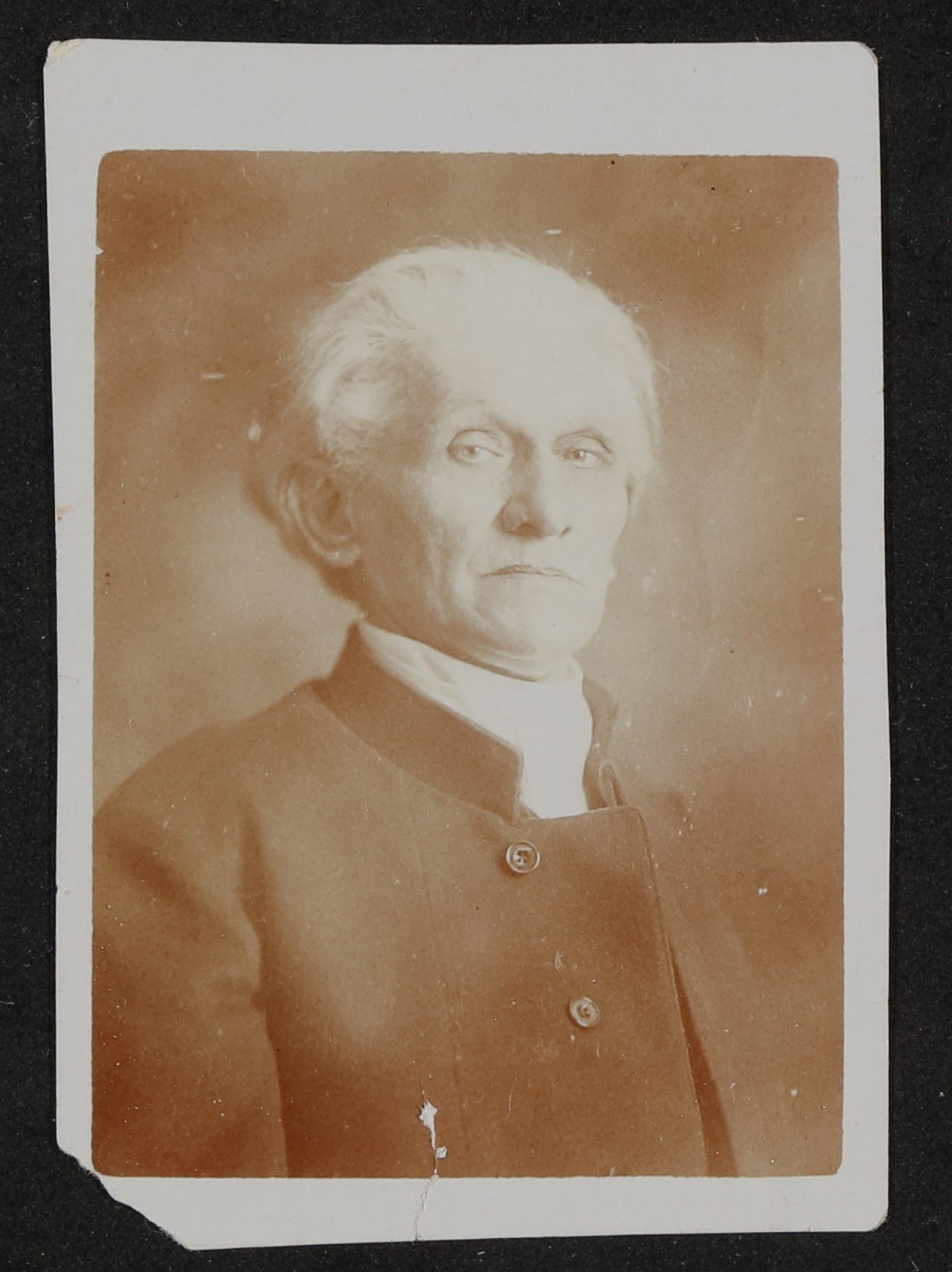 Portrait von Stefan George mit weißen Haaren, blickt von oben in die Kamera (Freies Deutsches Hochstift / Frankfurter Goethe-Museum CC BY-NC-SA)