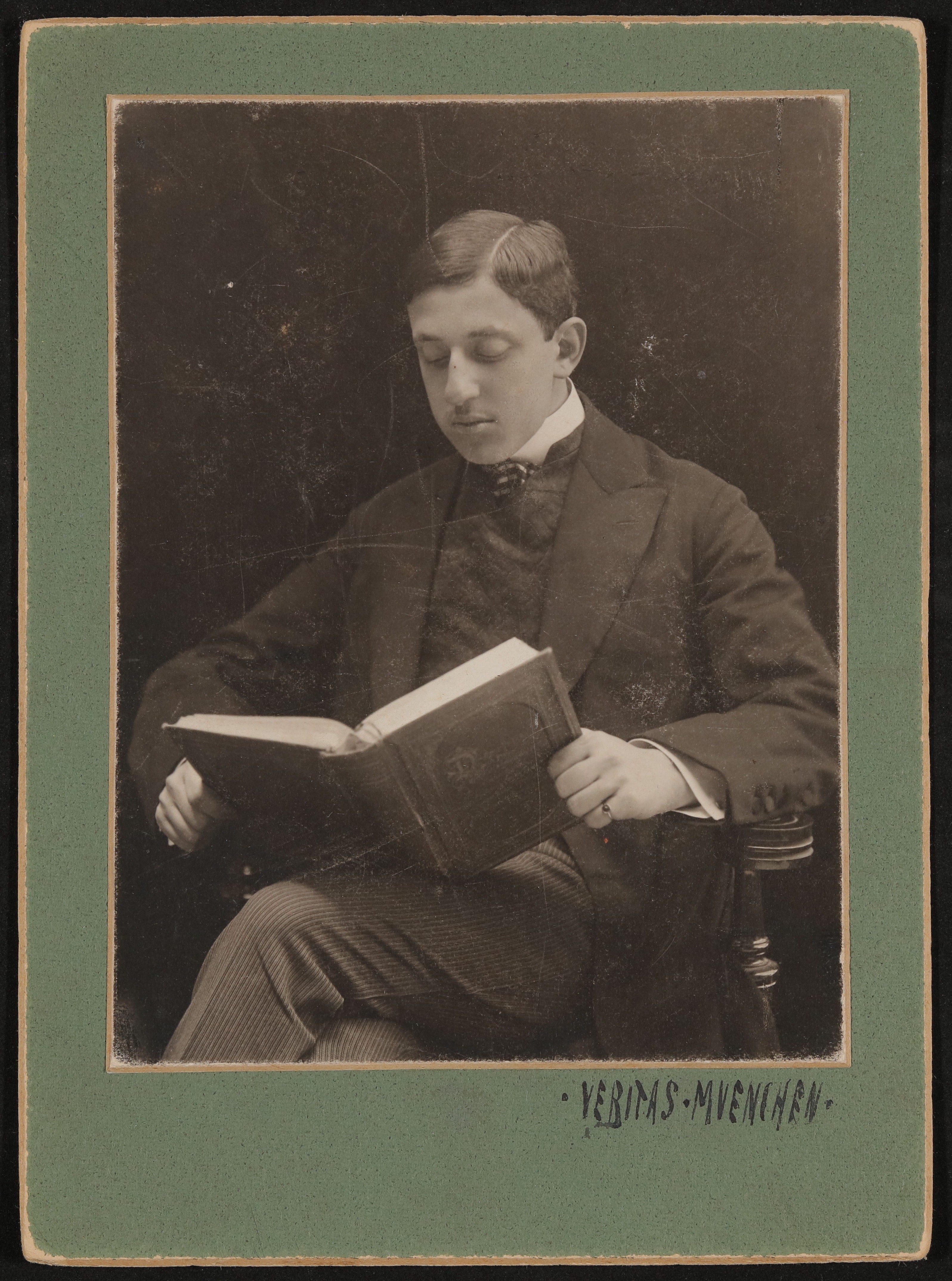 Alfred Walter Heymel sitzend und ein Buch lesend (Freies Deutsches Hochstift / Frankfurter Goethe-Museum CC BY-NC-SA)