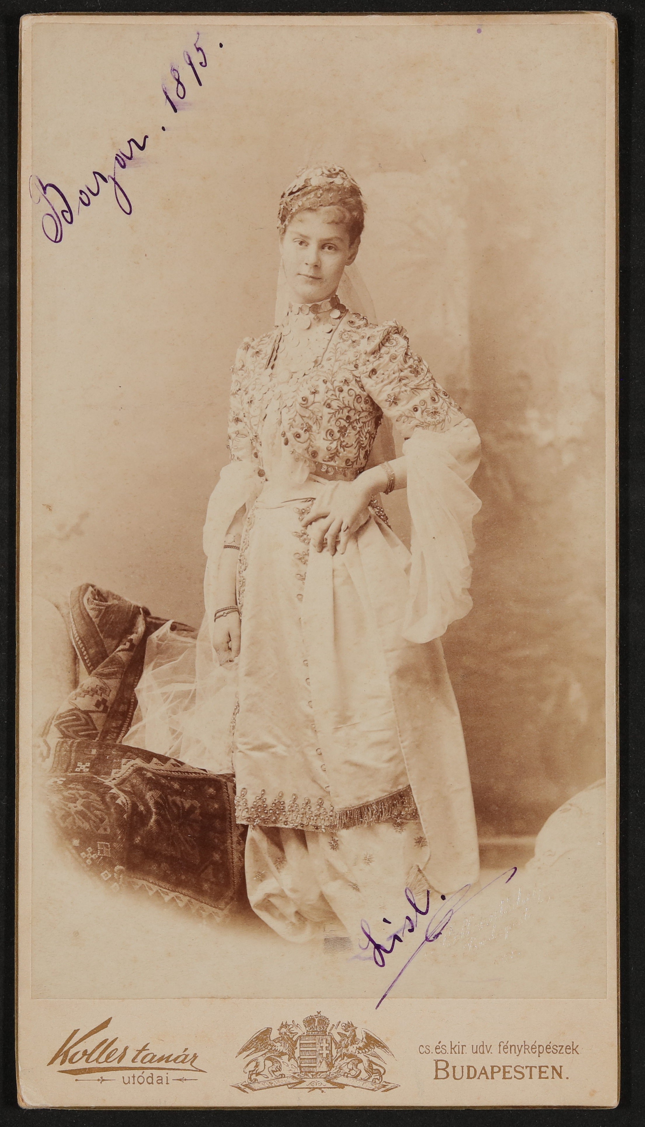 Elisabeth (Lisl) Nicolics im orientalisch besticktem Kleid, vor Teppichen, mit Widmung (Freies Deutsches Hochstift / Frankfurter Goethe-Museum CC BY-NC-SA)