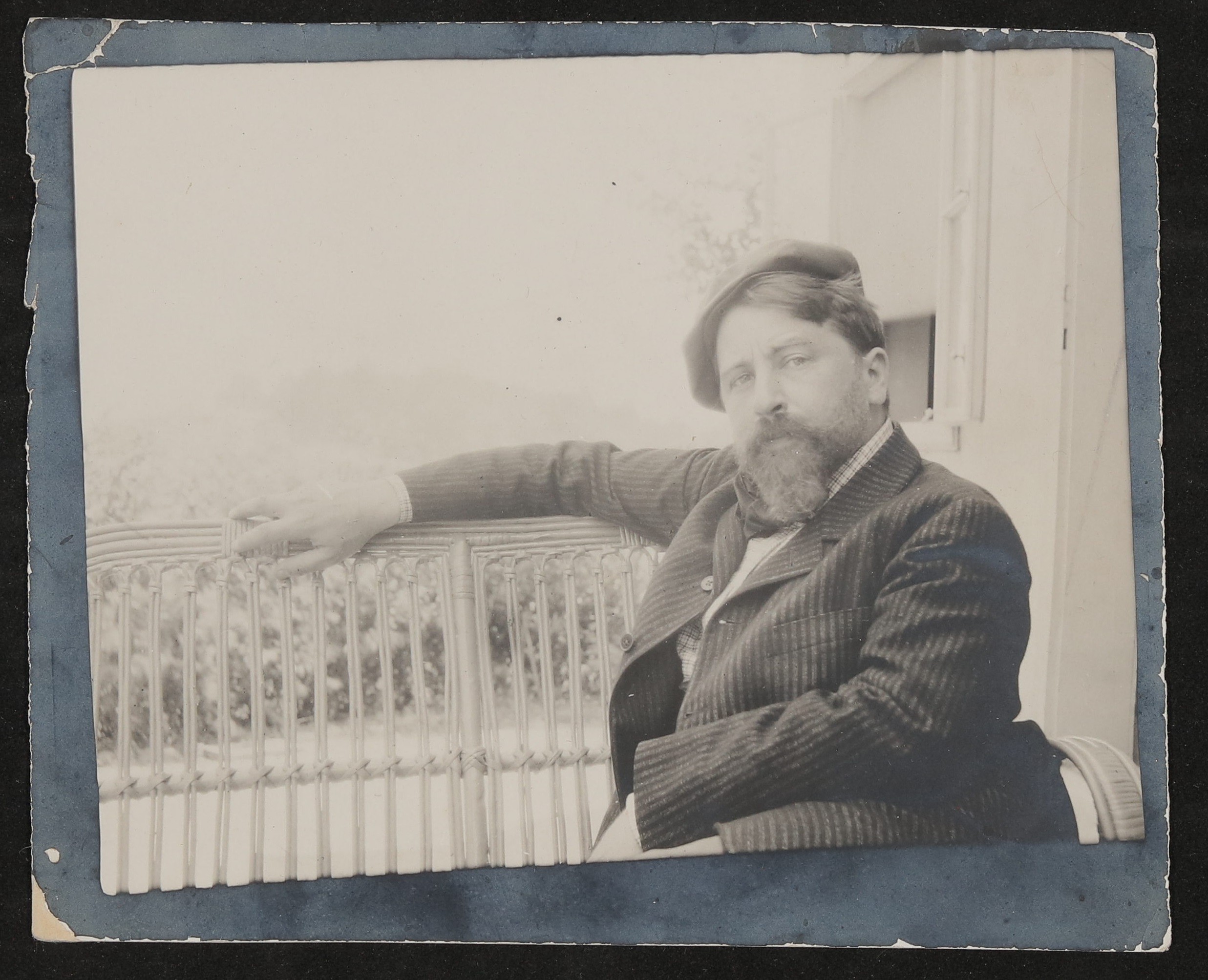 Arthur Schnitzler sitzt im Nadelstreifenanzug mit Mütze auf einer Korbbank (Freies Deutsches Hochstift / Frankfurter Goethe-Museum CC BY-NC-SA)
