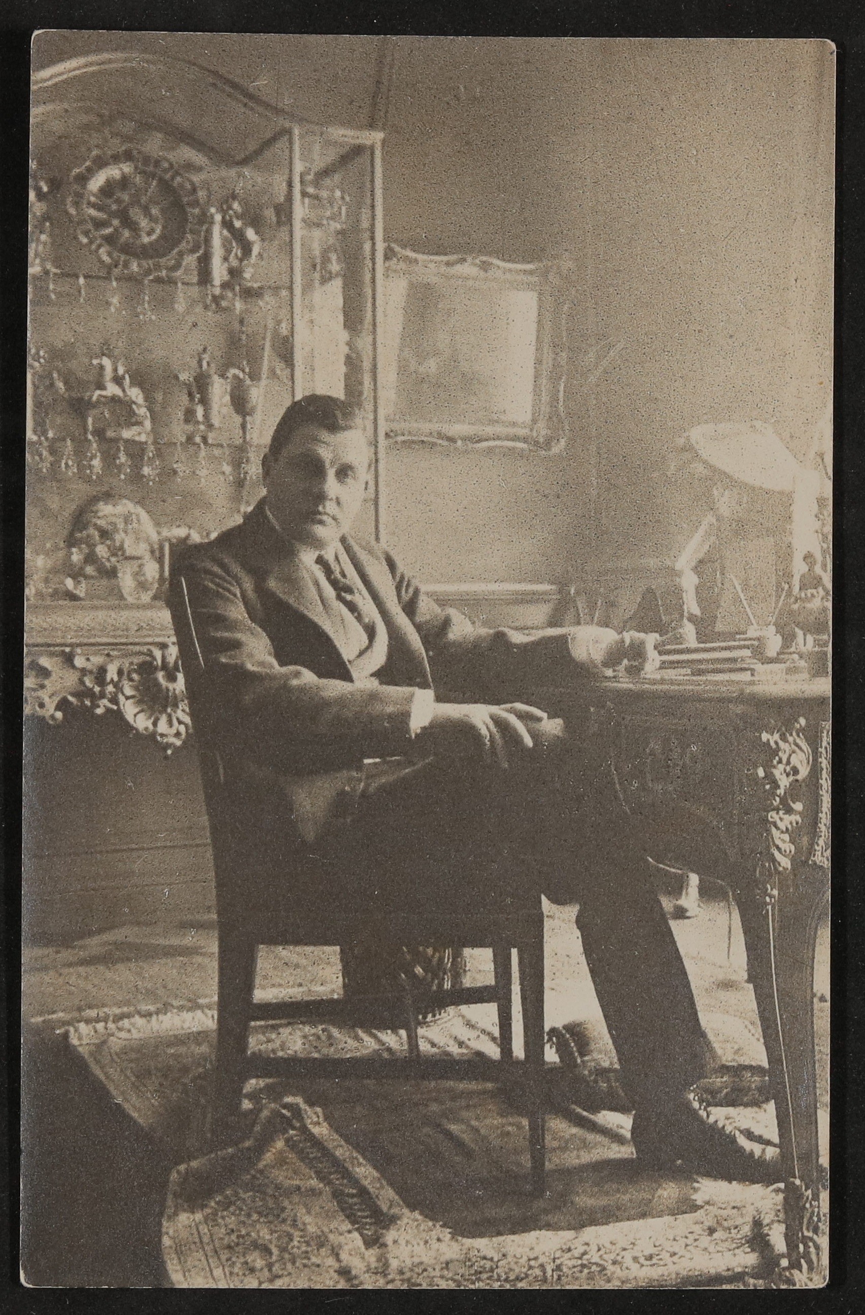 Edgar Spiegl von Thurnsee sitzt am Schreibtisch (Freies Deutsches Hochstift / Frankfurter Goethe-Museum CC BY-NC-SA)