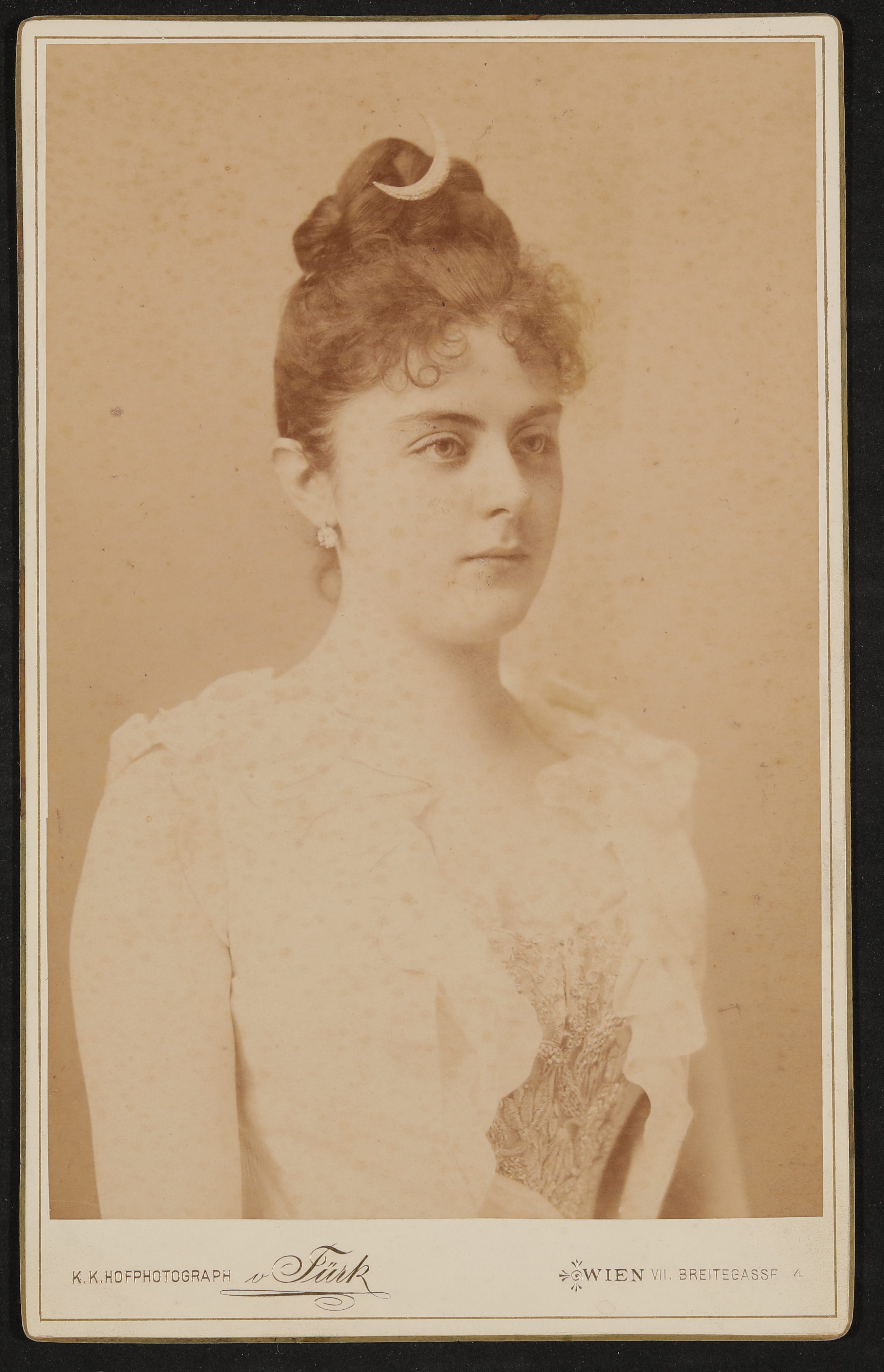 Portrait von Mary Vetsera im weißen Kleid (Freies Deutsches Hochstift / Frankfurter Goethe-Museum CC BY-NC-SA)
