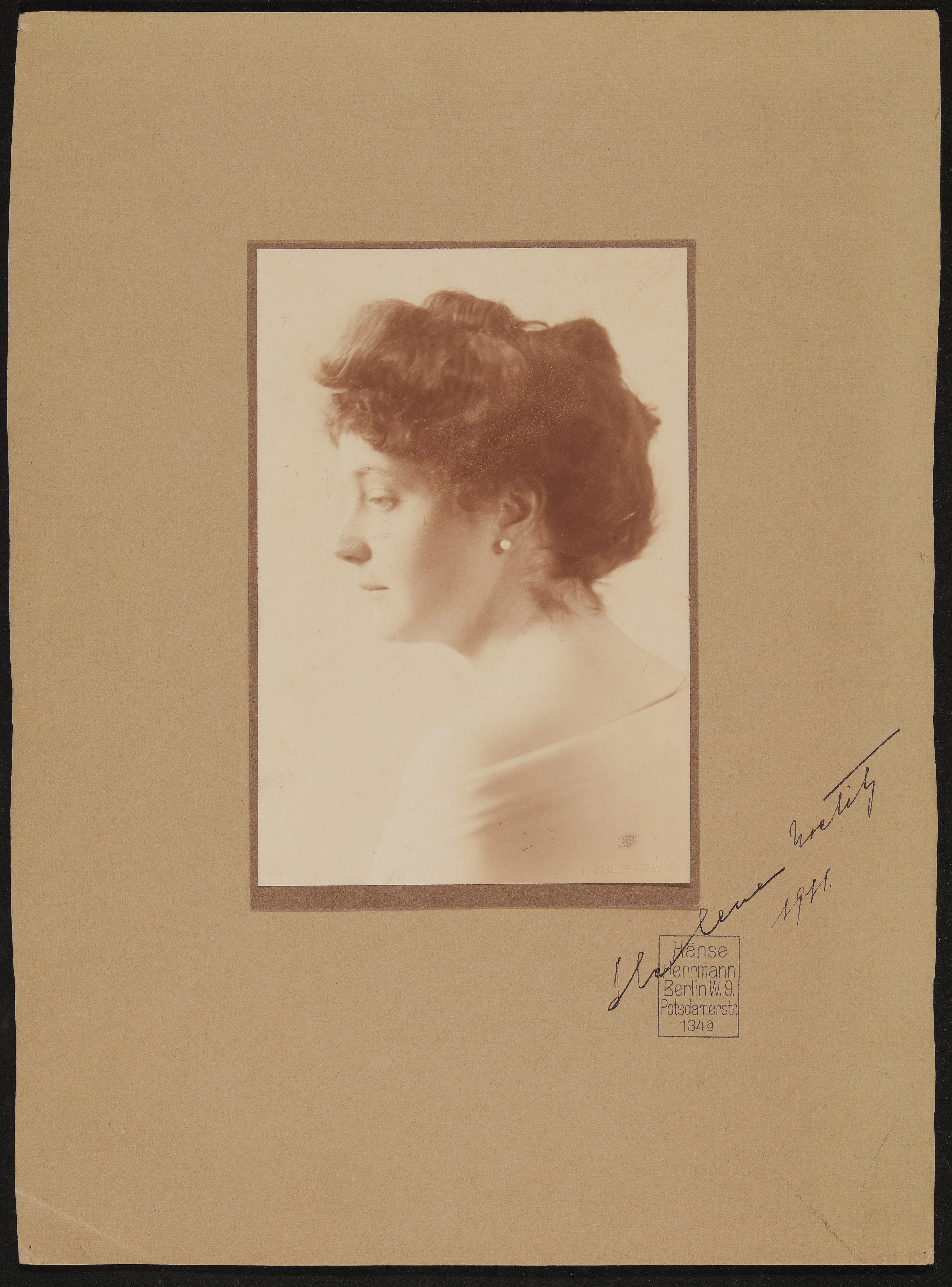 Portrait von Helene von Nostitz-Wallwitz im Profil mit Autogramm (Freies Deutsches Hochstift / Frankfurter Goethe-Museum CC BY-NC-SA)