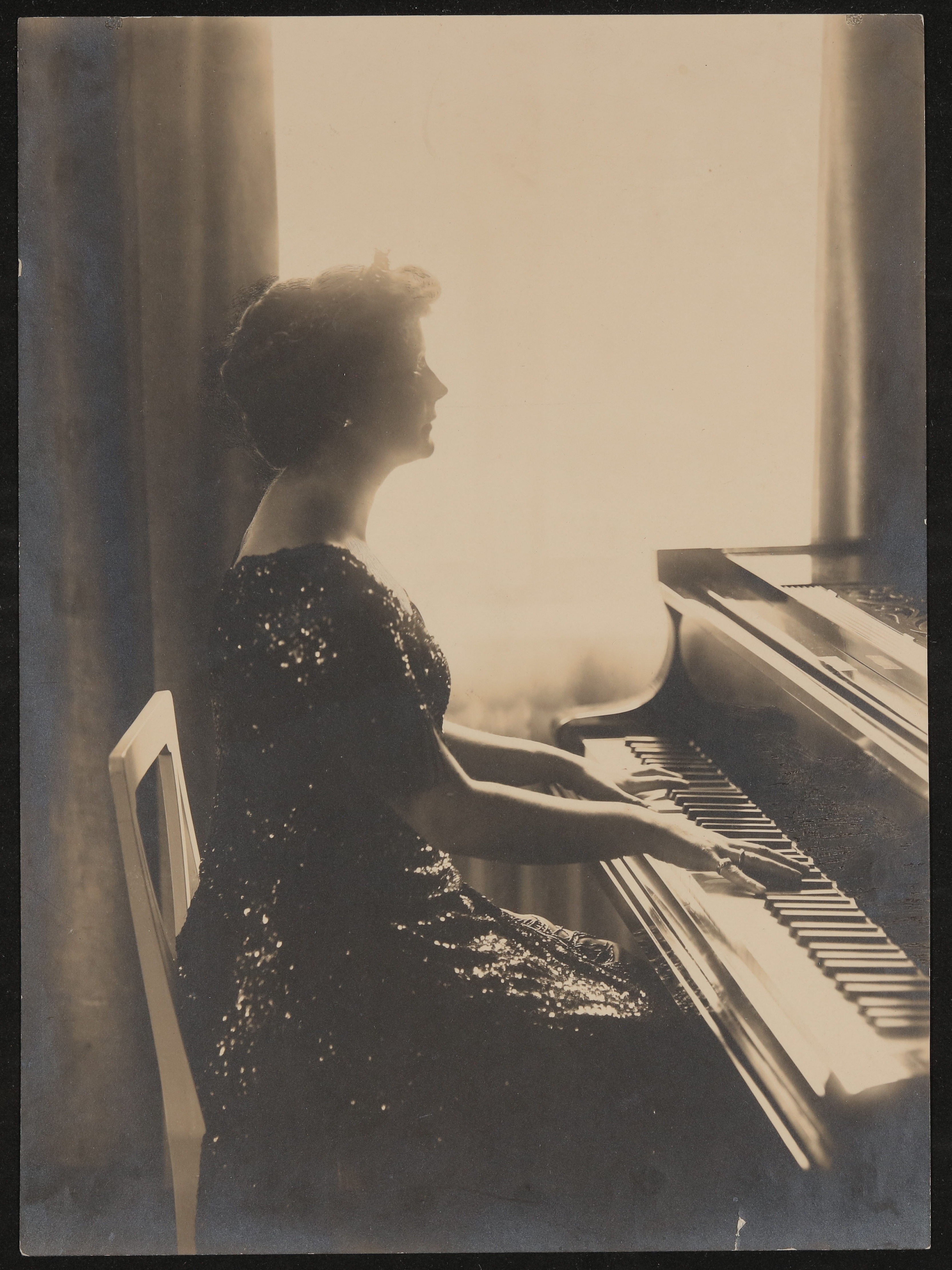 Helene von Nostitz-Wallwitz am Klavier im Profil (Freies Deutsches Hochstift / Frankfurter Goethe-Museum CC BY-NC-SA)