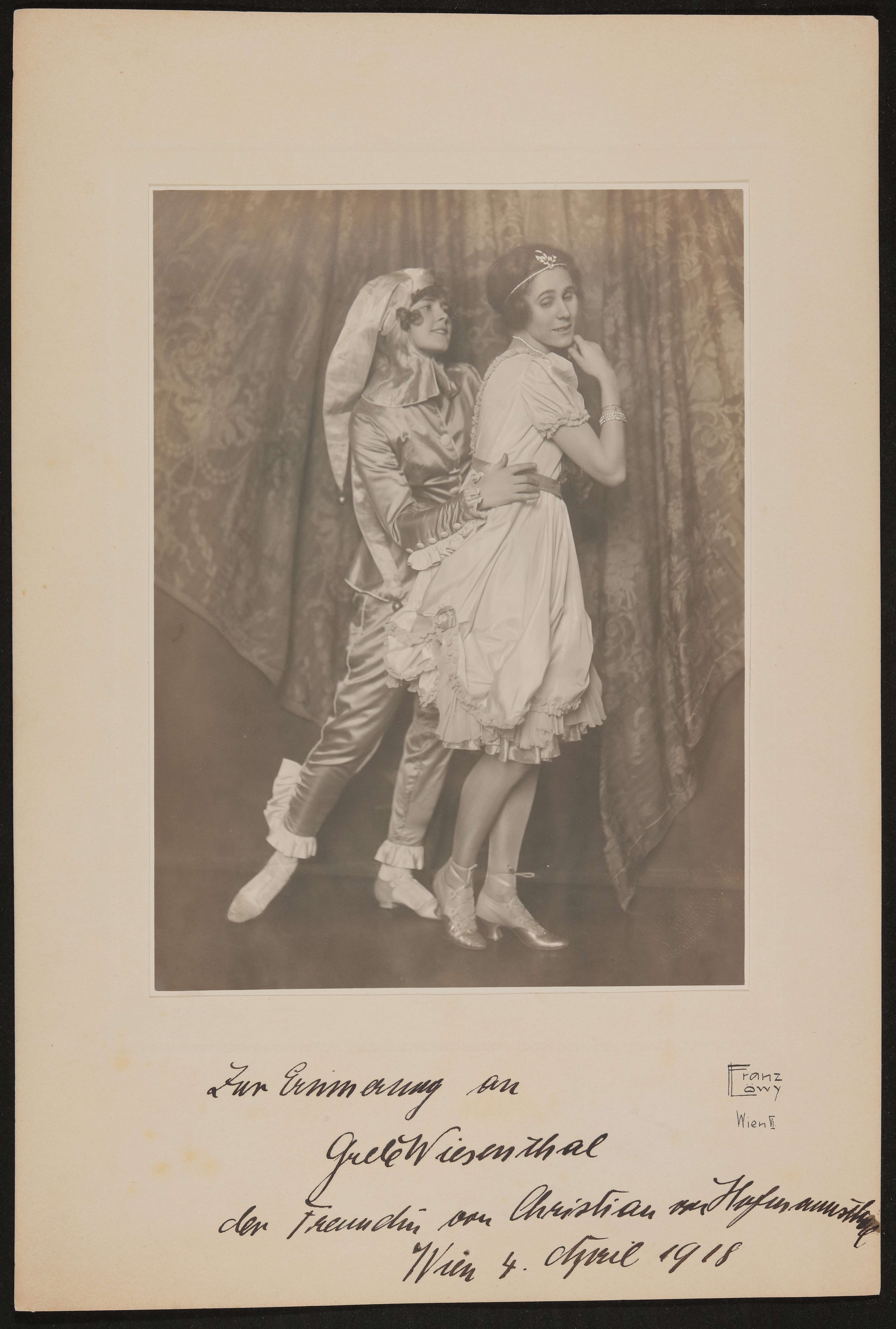 Grete Wiesenthal mit einer ihrer Schwestern (?) in einer Tanzszene vor einem Vorhang, mit Widmung (Freies Deutsches Hochstift / Frankfurter Goethe-Museum CC BY-NC-SA)
