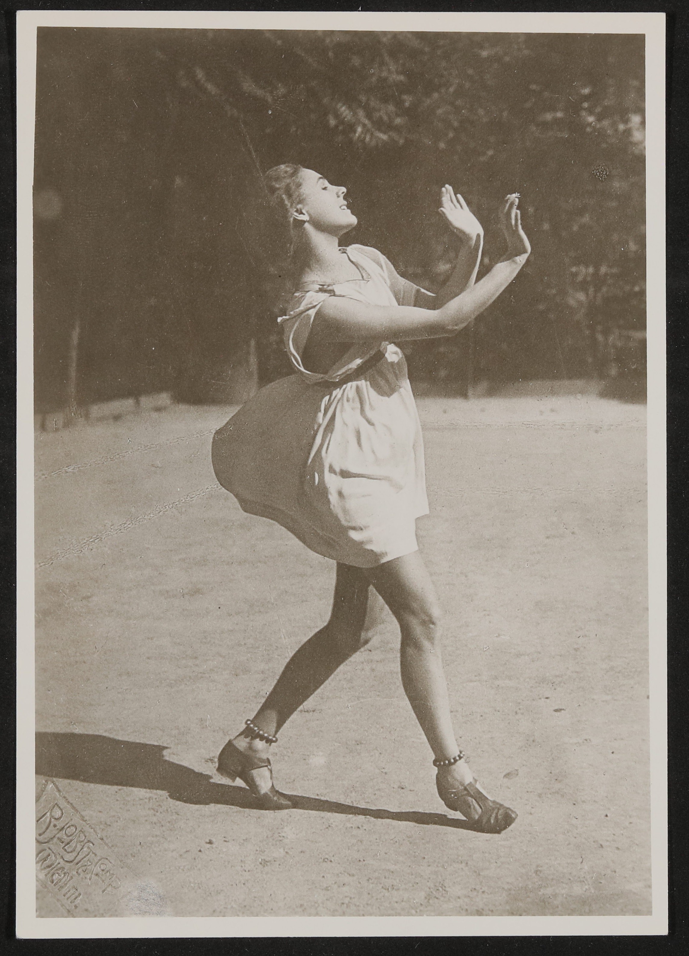 Grete Wiesenthal beim Tanz "Allegretto" nach Beethoven im weißen Minikleid auf einem Tennisplatz (Freies Deutsches Hochstift / Frankfurter Goethe-Museum CC BY-NC-SA)