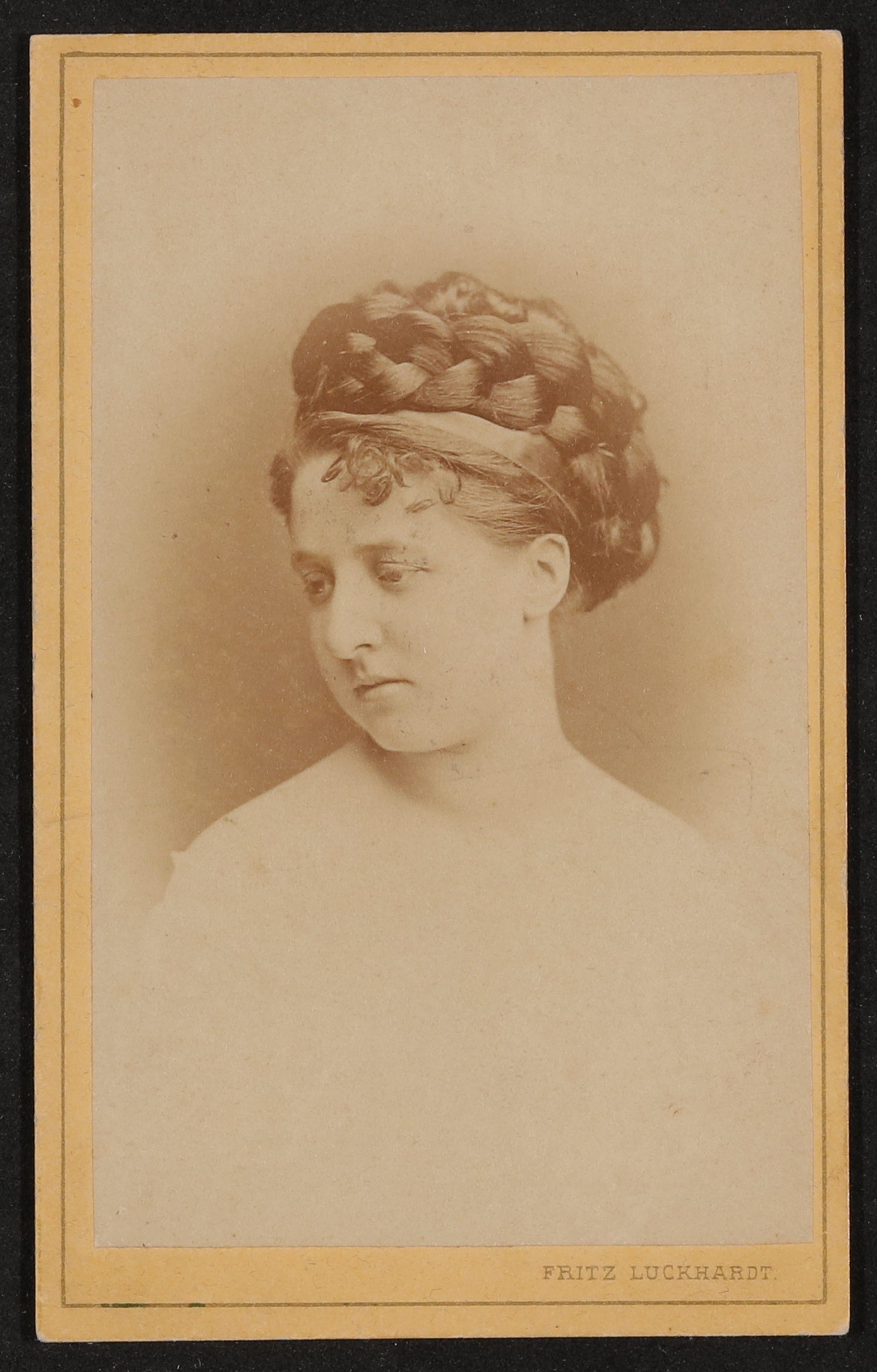 Portrait einer jungen Frau mit hochgesteckten, geflochtenen Haaren, eventuell Anna Fohleutner (?) (Freies Deutsches Hochstift / Frankfurter Goethe-Museum CC BY-NC-SA)
