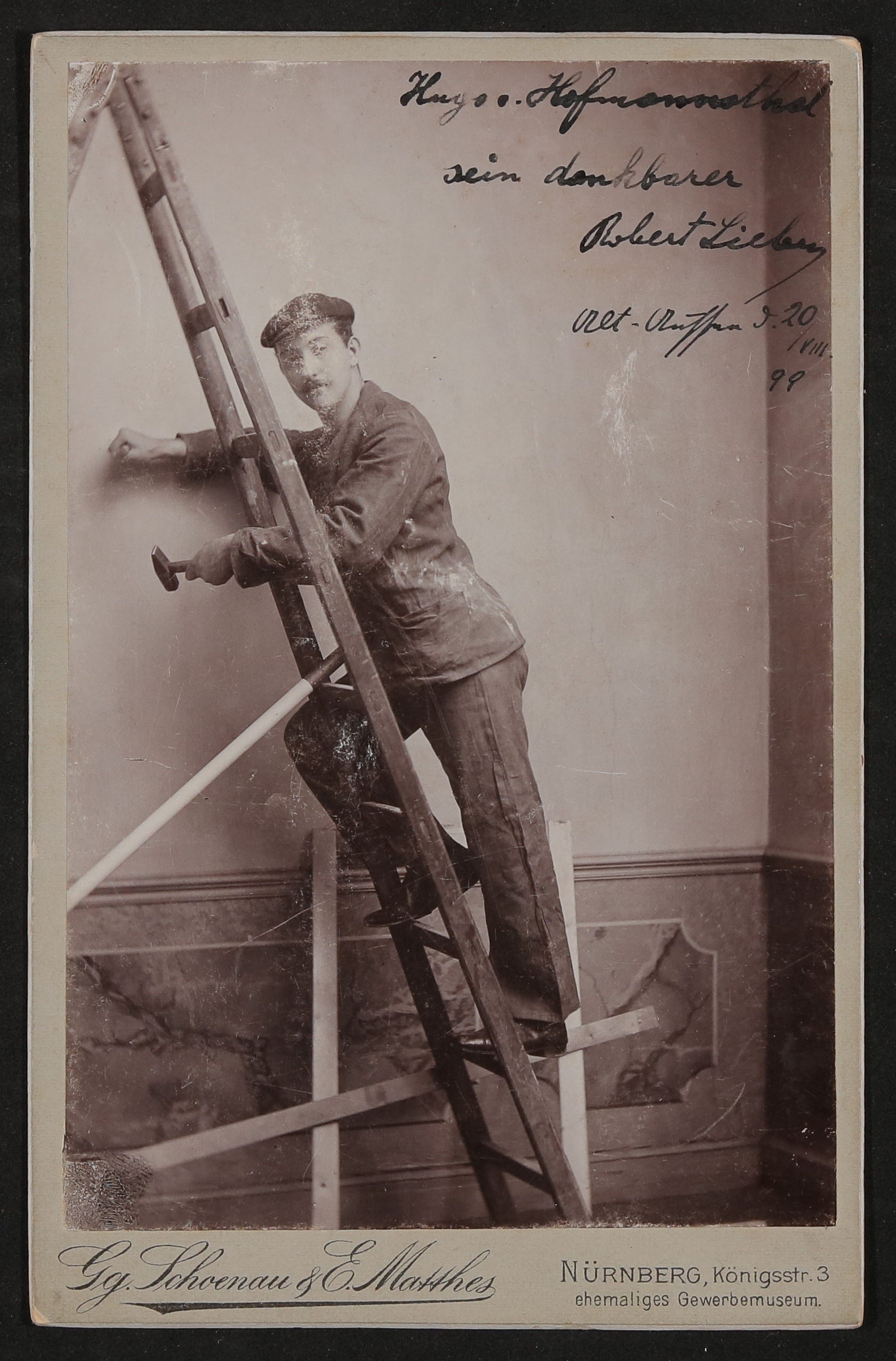Robert von Lieben steht mit einem Hammer auf einer Leiter, mit Widmung an Hofmannsthal (Freies Deutsches Hochstift / Frankfurter Goethe-Museum CC BY-NC-SA)