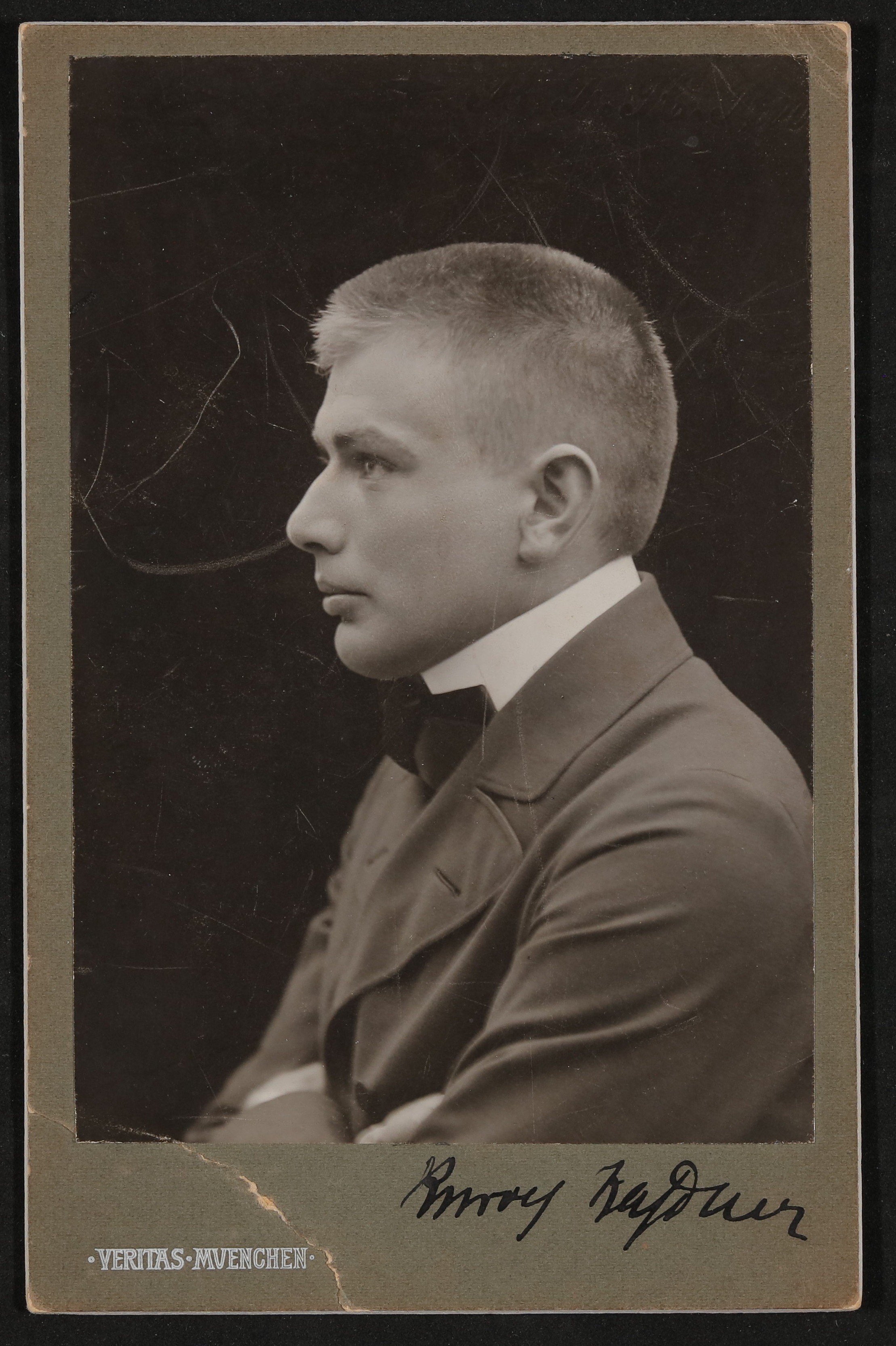 Portrait von Rudolf Kassner im Profil, mit Autogramm (Freies Deutsches Hochstift / Frankfurter Goethe-Museum CC BY-NC-SA)