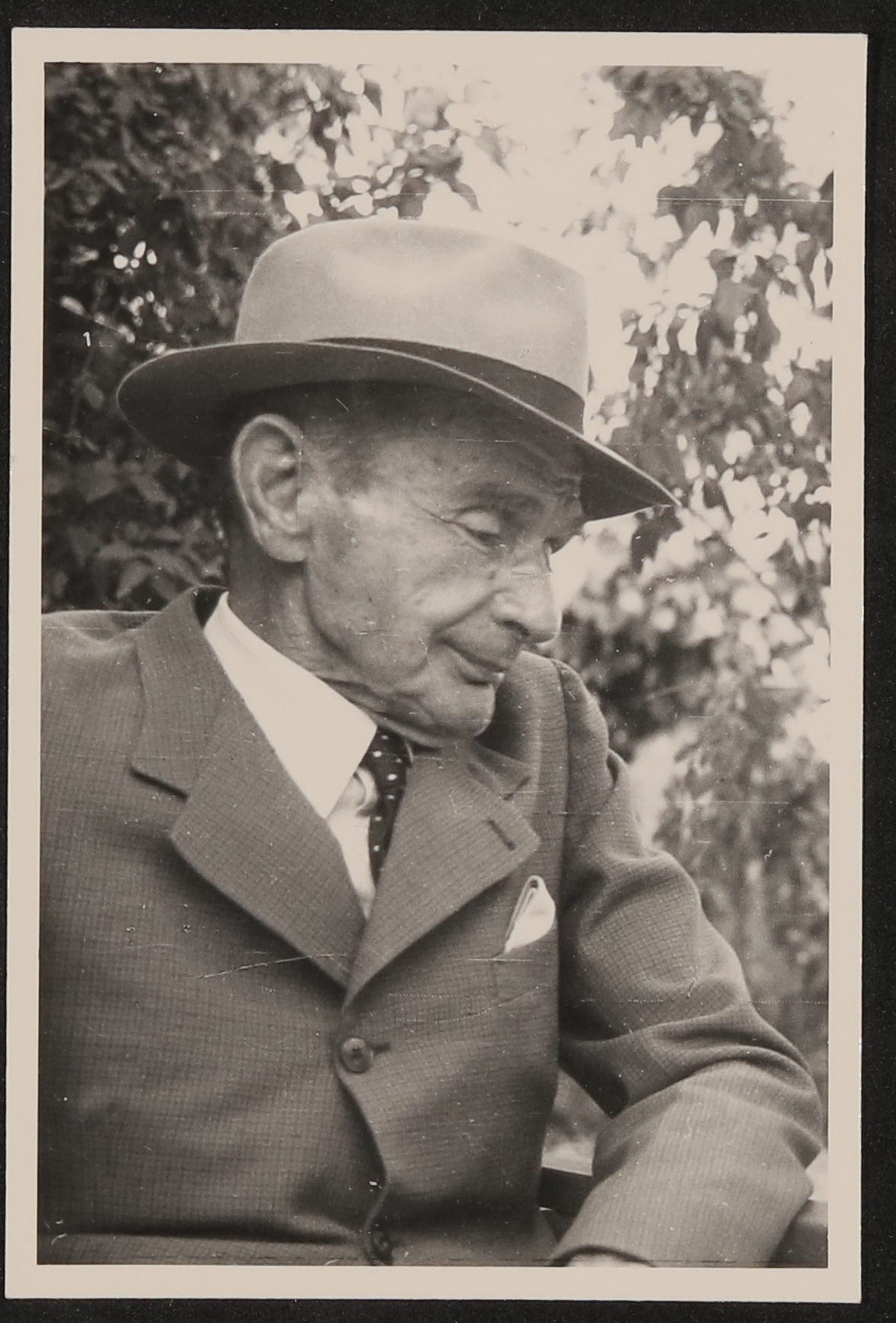 Portrait des alten Rudolf Kassner im Profil im Garten mit Hut (Freies Deutsches Hochstift / Frankfurter Goethe-Museum CC BY-NC-SA)