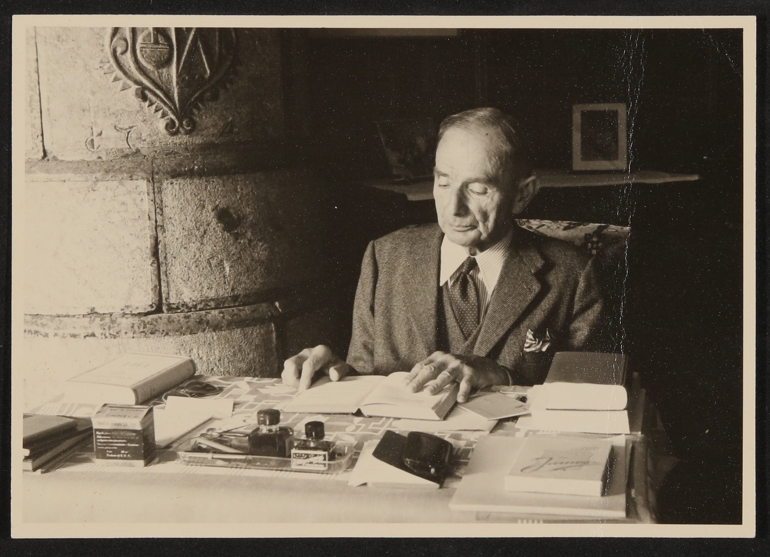 Der alte Rudolf Kassner am Schreibtisch mit Büchern und Tintenfässern, mit Widmung (Freies Deutsches Hochstift / Frankfurter Goethe-Museum CC BY-NC-SA)