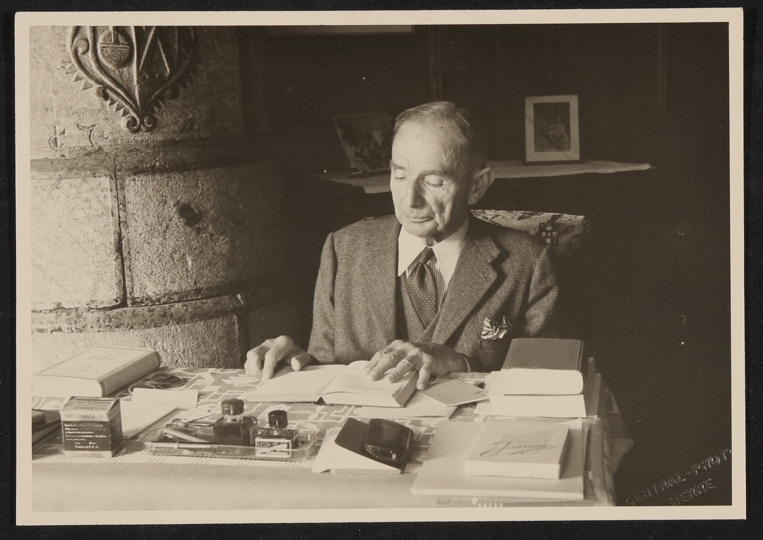Der alte Rudolf Kassner am Schreibtisch mit Büchern und Tintenfässern (Freies Deutsches Hochstift / Frankfurter Goethe-Museum CC BY-NC-SA)