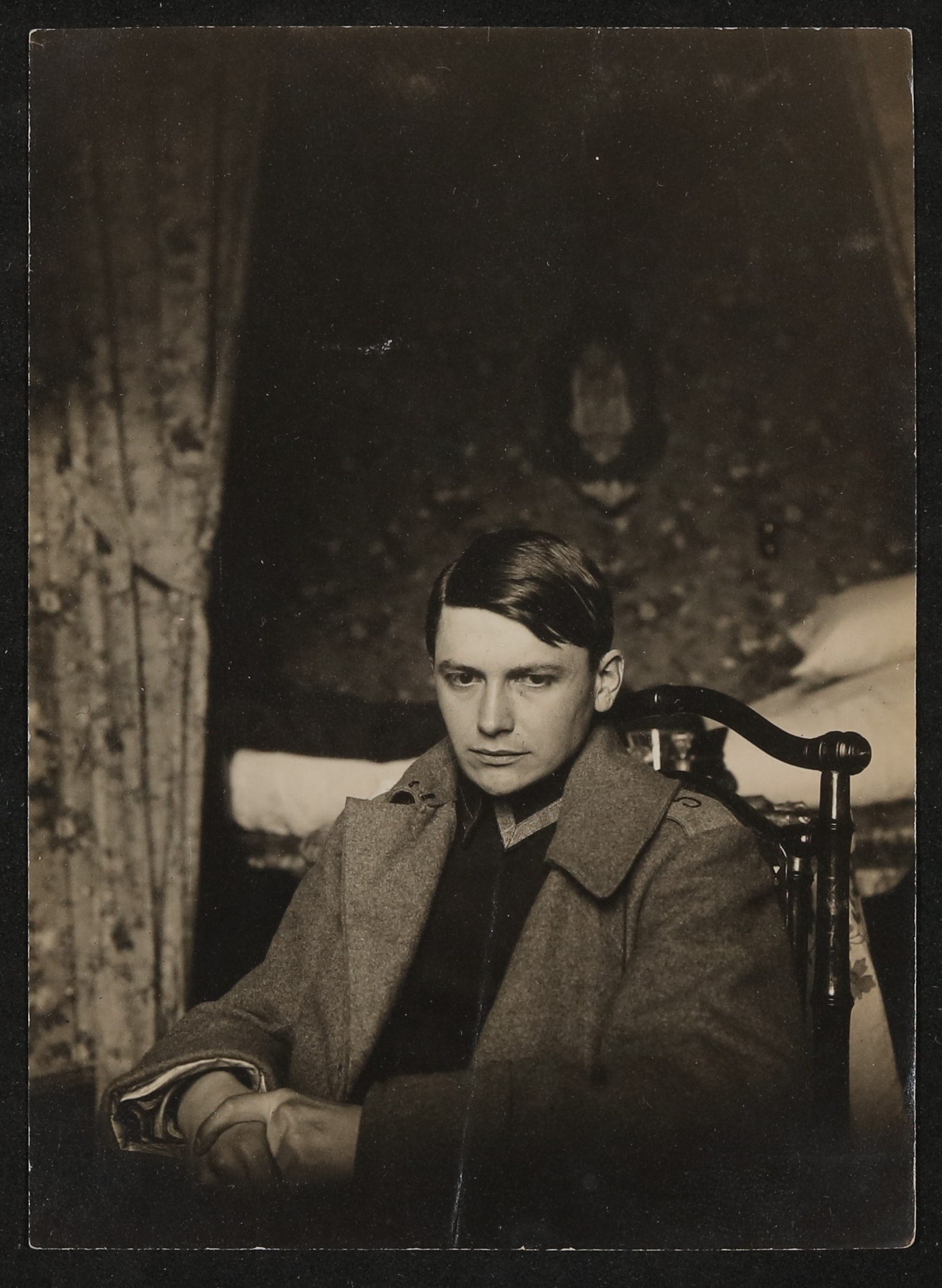 Der junge Rudolf Kassner sitzend im Schlafzimmer (Freies Deutsches Hochstift / Frankfurter Goethe-Museum CC BY-NC-SA)