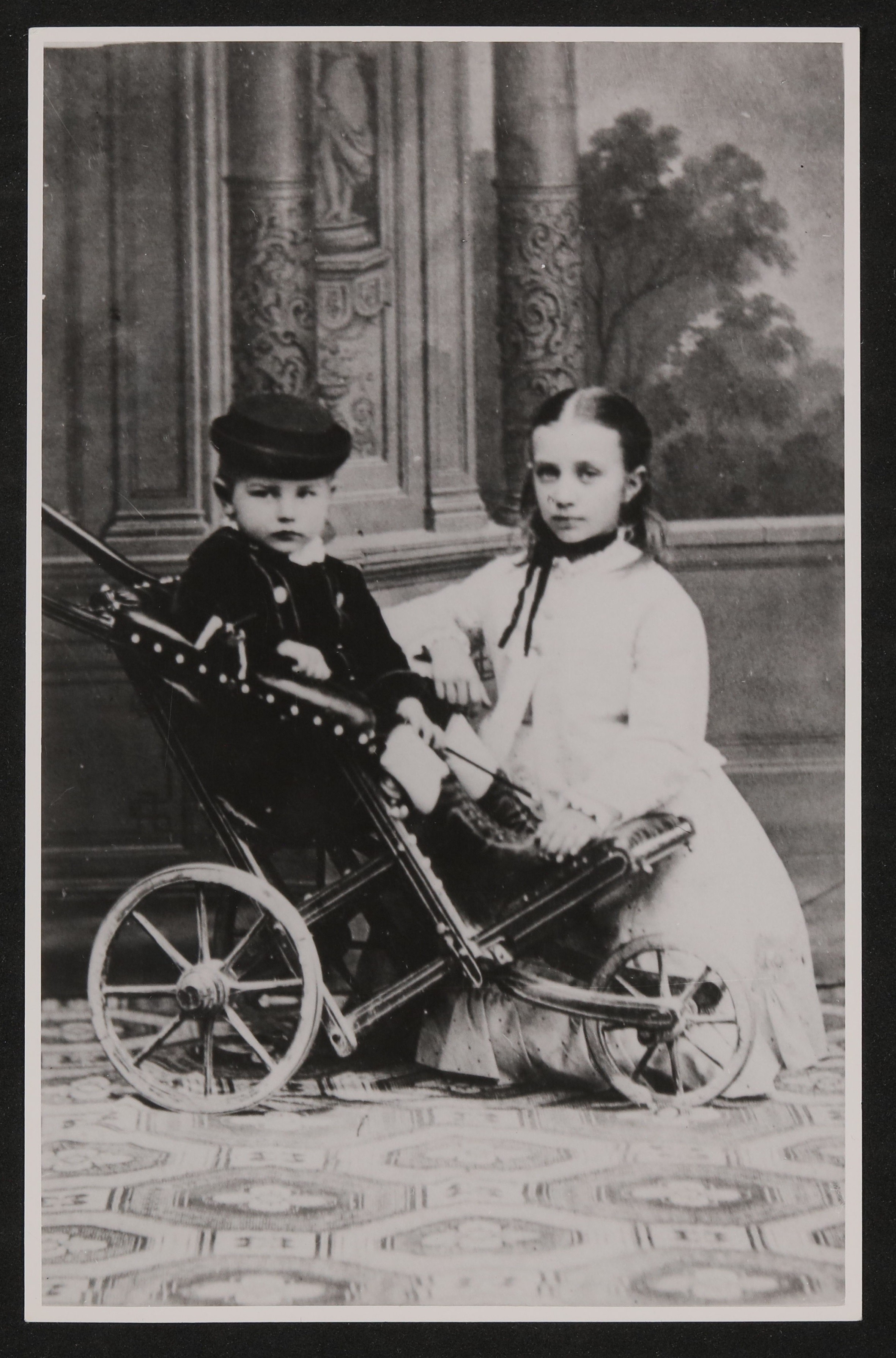 Rudolf Kassner als Kleinkind in einem Kinderrollstuhl mit seiner Schwester (Freies Deutsches Hochstift / Frankfurter Goethe-Museum CC BY-NC-SA)