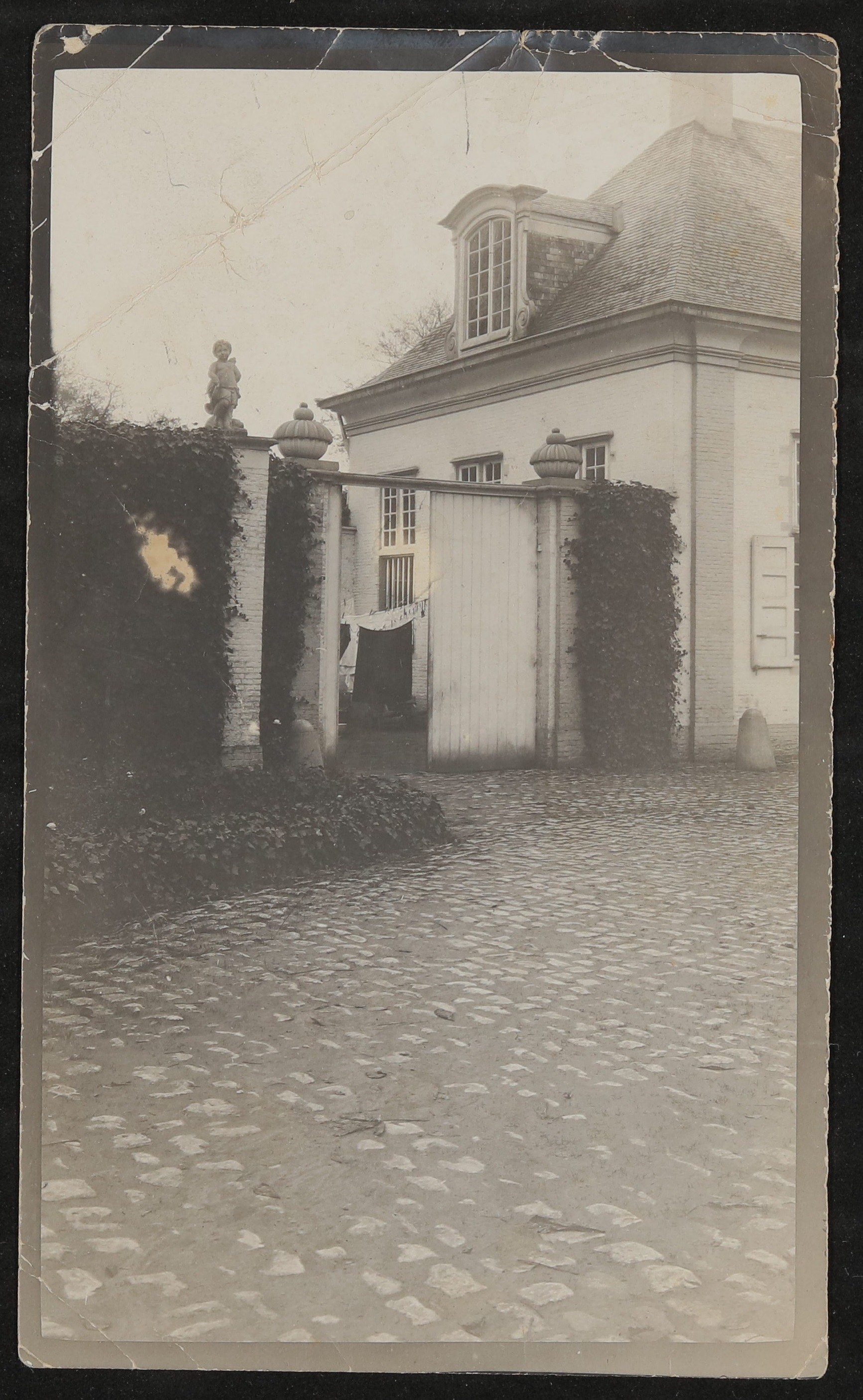 Haus von geplasterter Straße aus, von Gerty von Hofmannsthal beschriftet: "Rodaun" (Freies Deutsches Hochstift / Frankfurter Goethe-Museum CC BY-NC-SA)