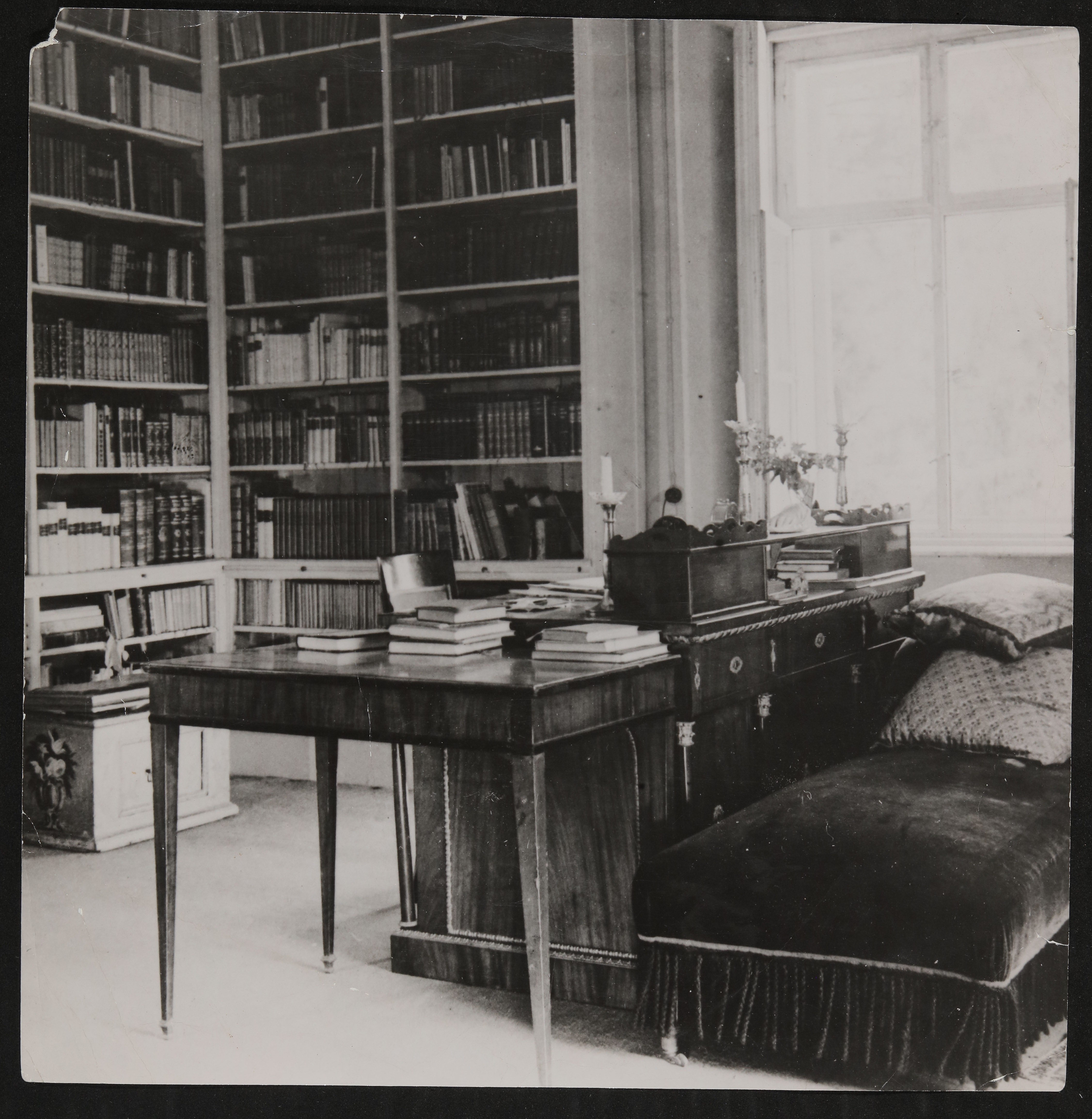 Hofmannsthals Arbeitszimmer mit Schreibtisch und Couch in Rodaun, zweiter Abzug (Freies Deutsches Hochstift / Frankfurter Goethe-Museum CC BY-NC-SA)