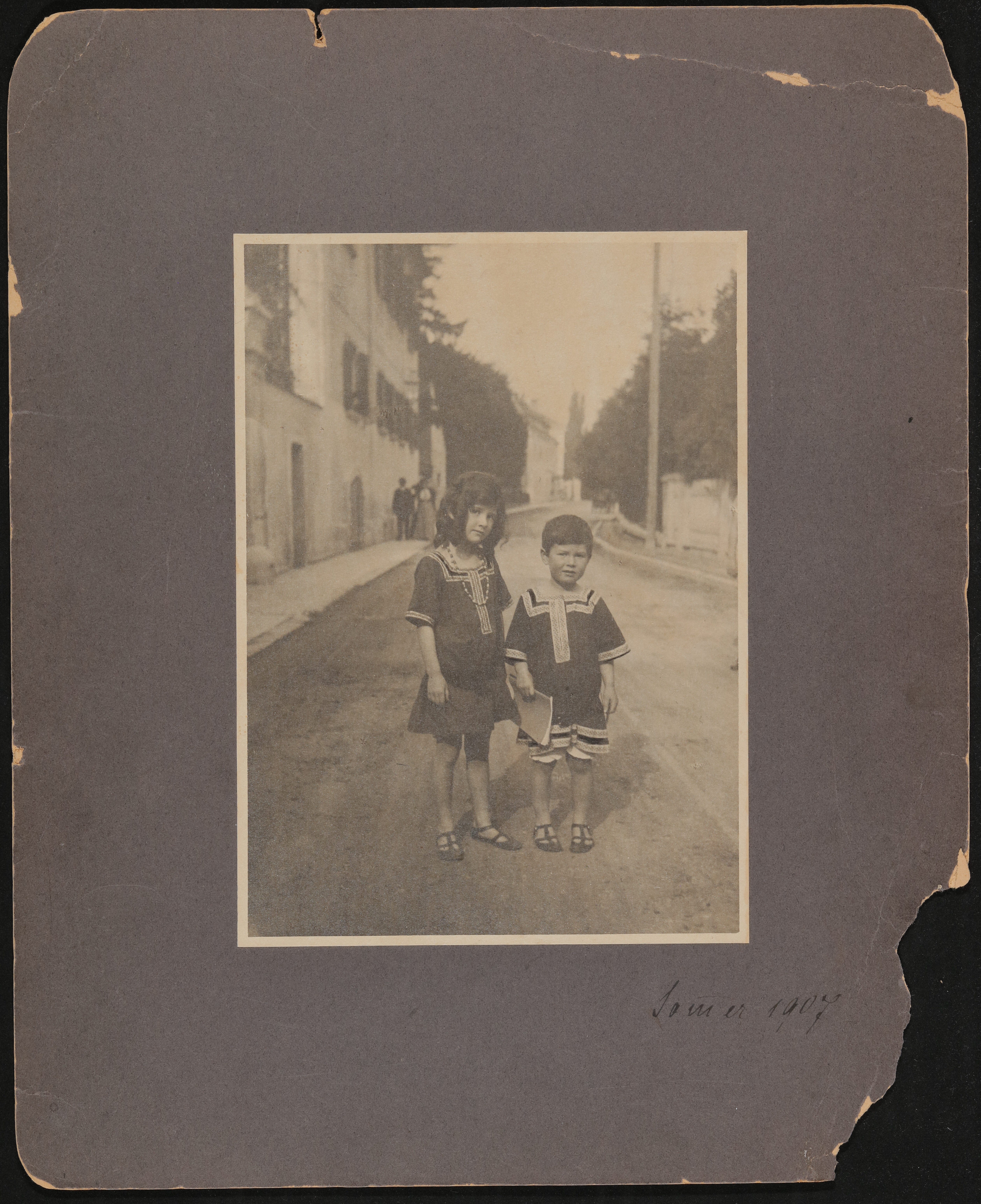 Christiane und Franz von Hofmannsthal als Kinder auf der Straße vor dem Rodauner Haus (Freies Deutsches Hochstift / Frankfurter Goethe-Museum CC BY-NC-SA)