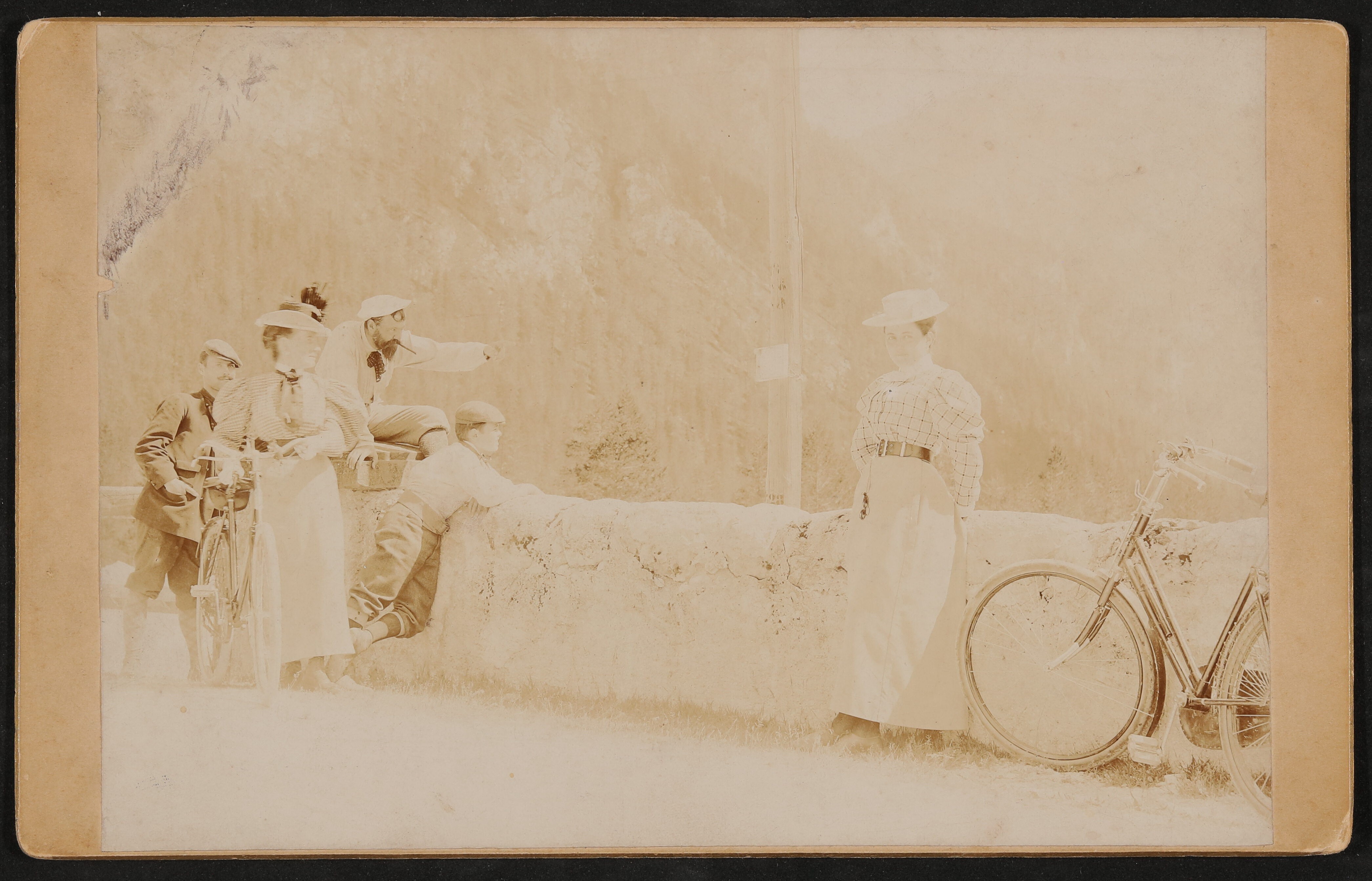Familie Schlesinger mit Hermann Bahr mit Fahrrädern in Landro im Sommer 1897 (Freies Deutsches Hochstift / Frankfurter Goethe-Museum CC BY-NC-SA)