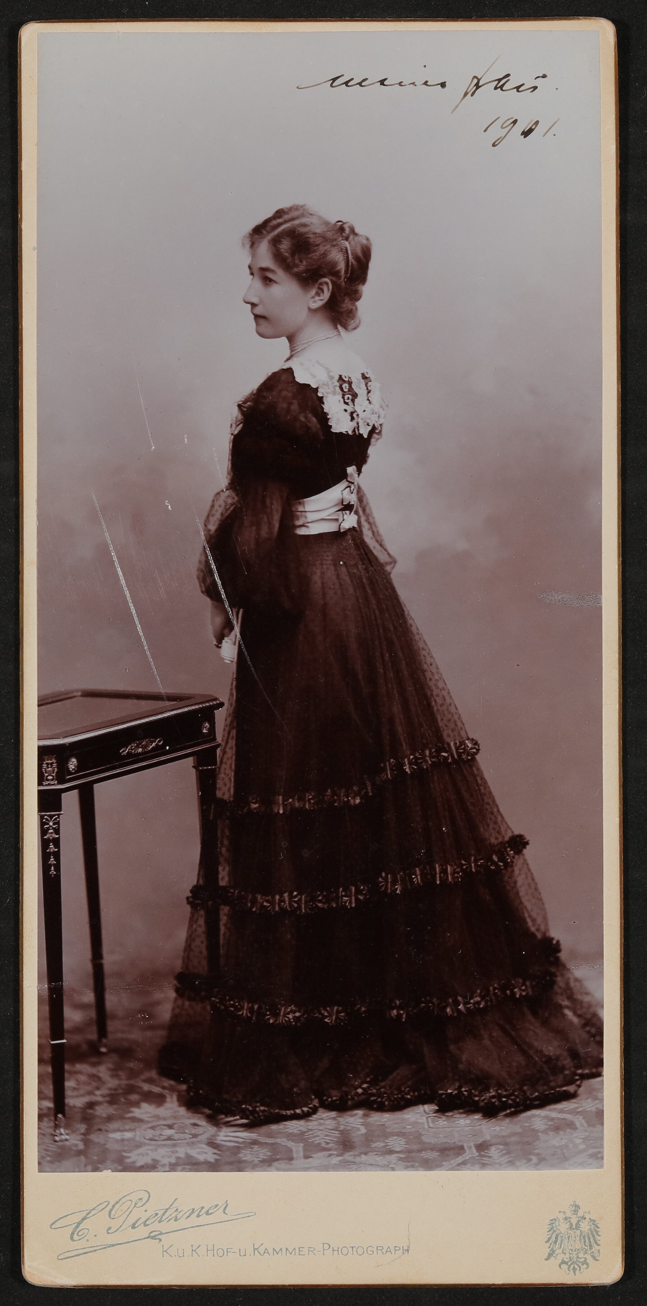 Gerty von Hofmannsthal im Profil stehend im dunklen Kleid, von Hofmannsthal beschriftet (Freies Deutsches Hochstift / Frankfurter Goethe-Museum CC BY-NC-SA)
