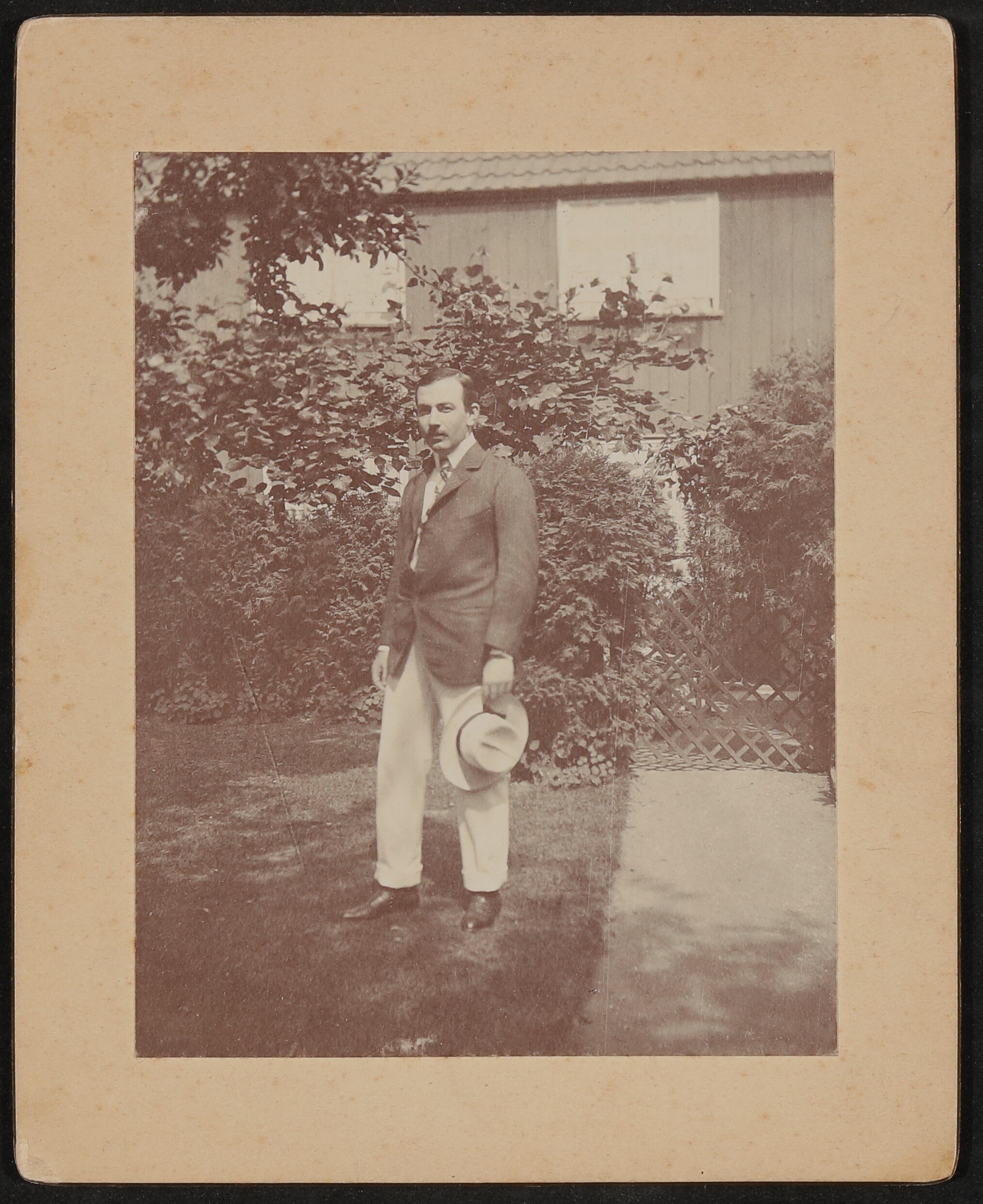 Hans Schlesinger im Garten stehend mit Hut (Freies Deutsches Hochstift / Frankfurter Goethe-Museum CC BY-NC-SA)