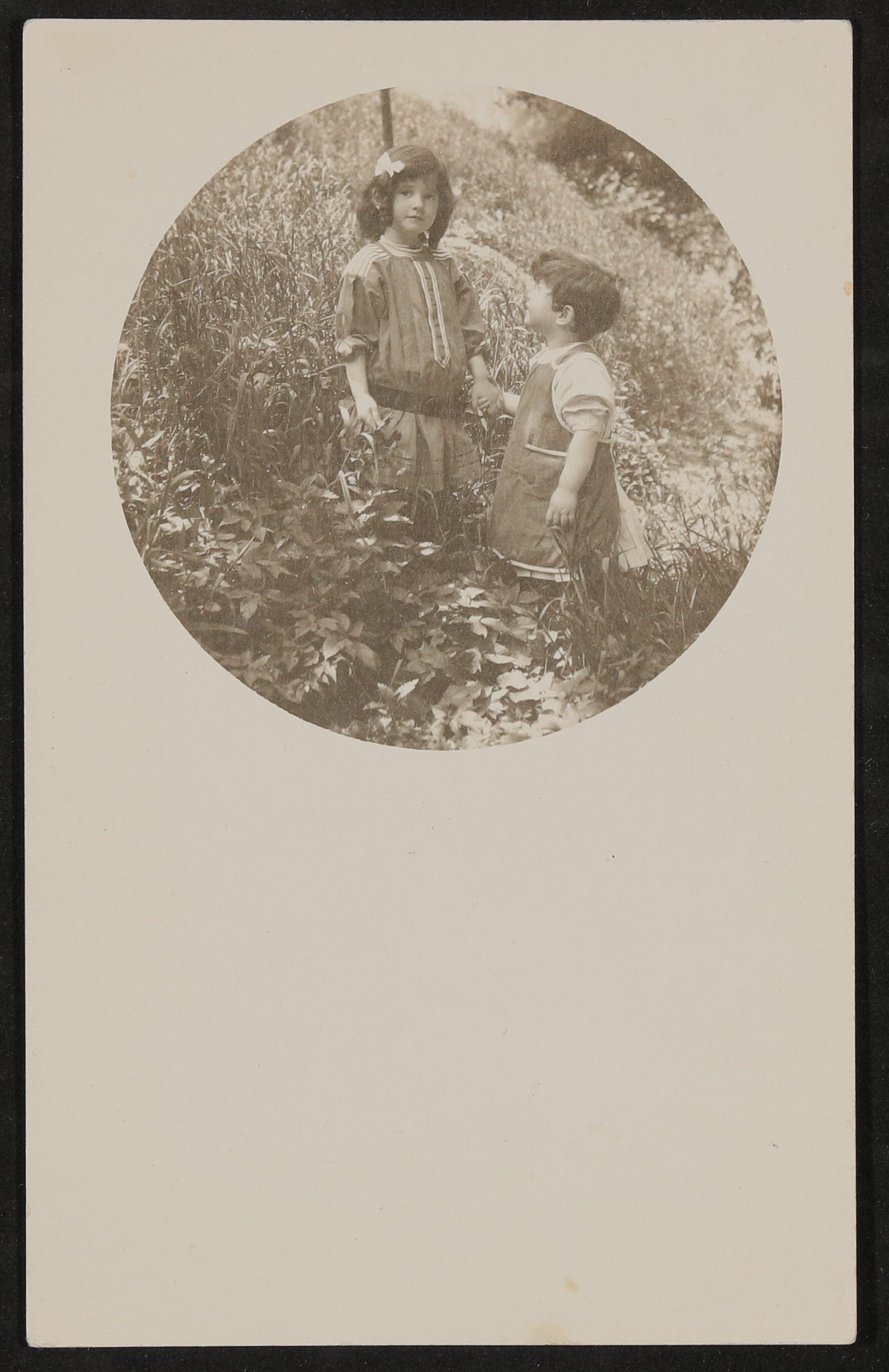 Christiane und Franz von Hofmannsthal als Kinder Hand in Hand auf einer Wiese (Freies Deutsches Hochstift / Frankfurter Goethe-Museum CC BY-NC-SA)