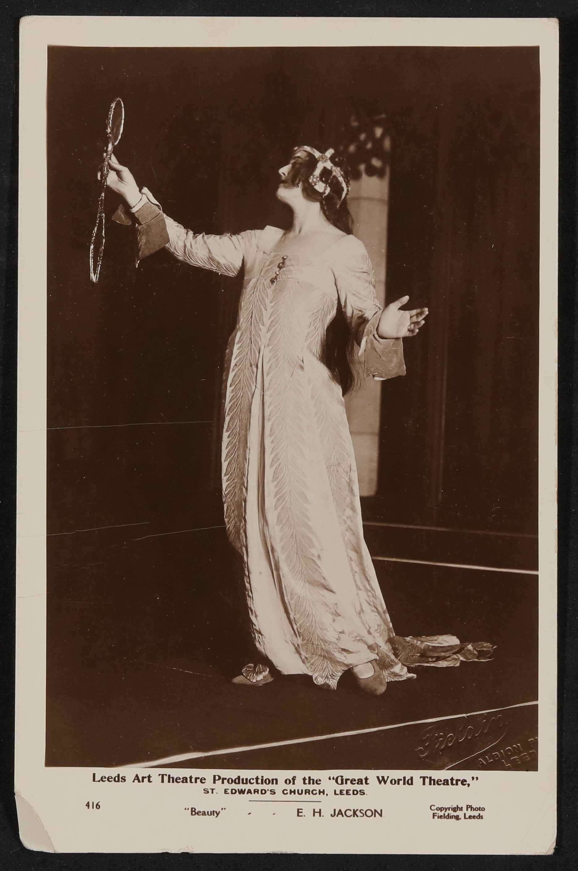 E. H. Jackson als "Beauty" (Schönheit) in Hofmannsthals "Great World Theatre" in Leeds (Freies Deutsches Hochstift / Frankfurter Goethe-Museum CC BY-NC-SA)