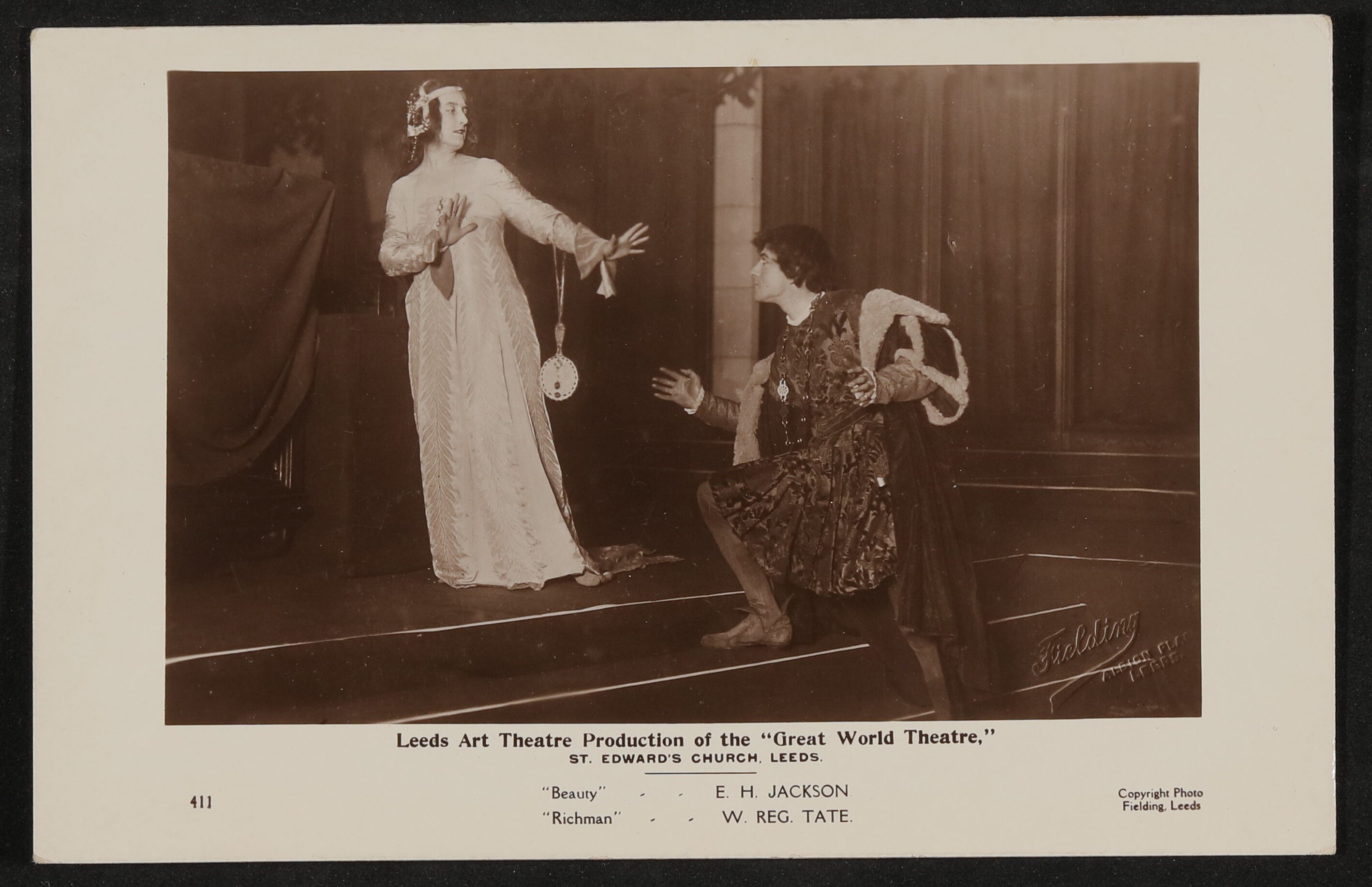 E. H. Jackson als "Beauty" (Schönheit) und W. Reg. Tate als "Richman" (Reicher) in Hofmannsthals "Great World Theatre" in Leeds (Freies Deutsches Hochstift / Frankfurter Goethe-Museum CC BY-NC-SA)