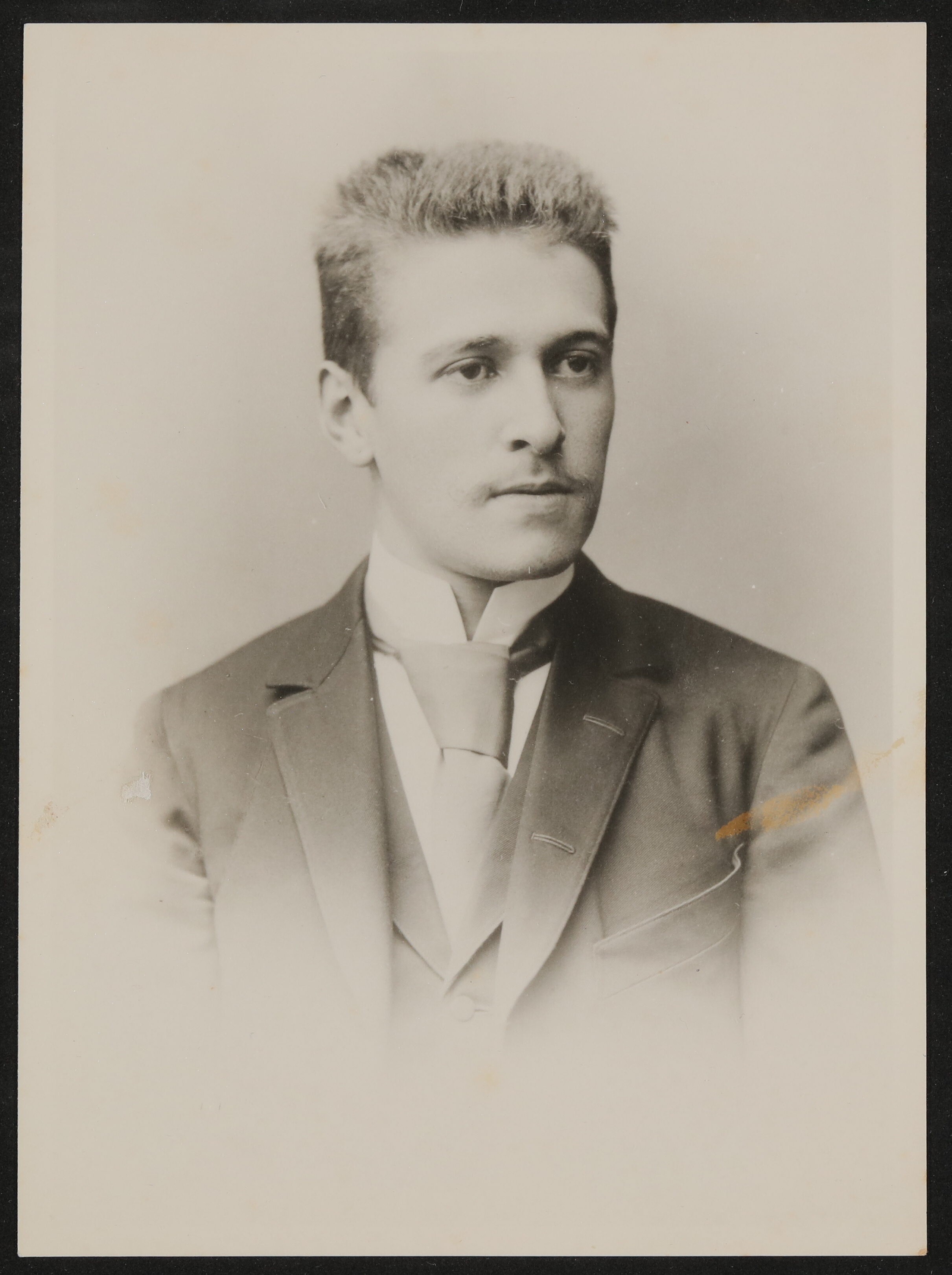 Portrait des jungen Hugo von Hofmannsthal im Halbprofil, nach rechts blickend (Freies Deutsches Hochstift / Frankfurter Goethe-Museum CC BY-NC-SA)