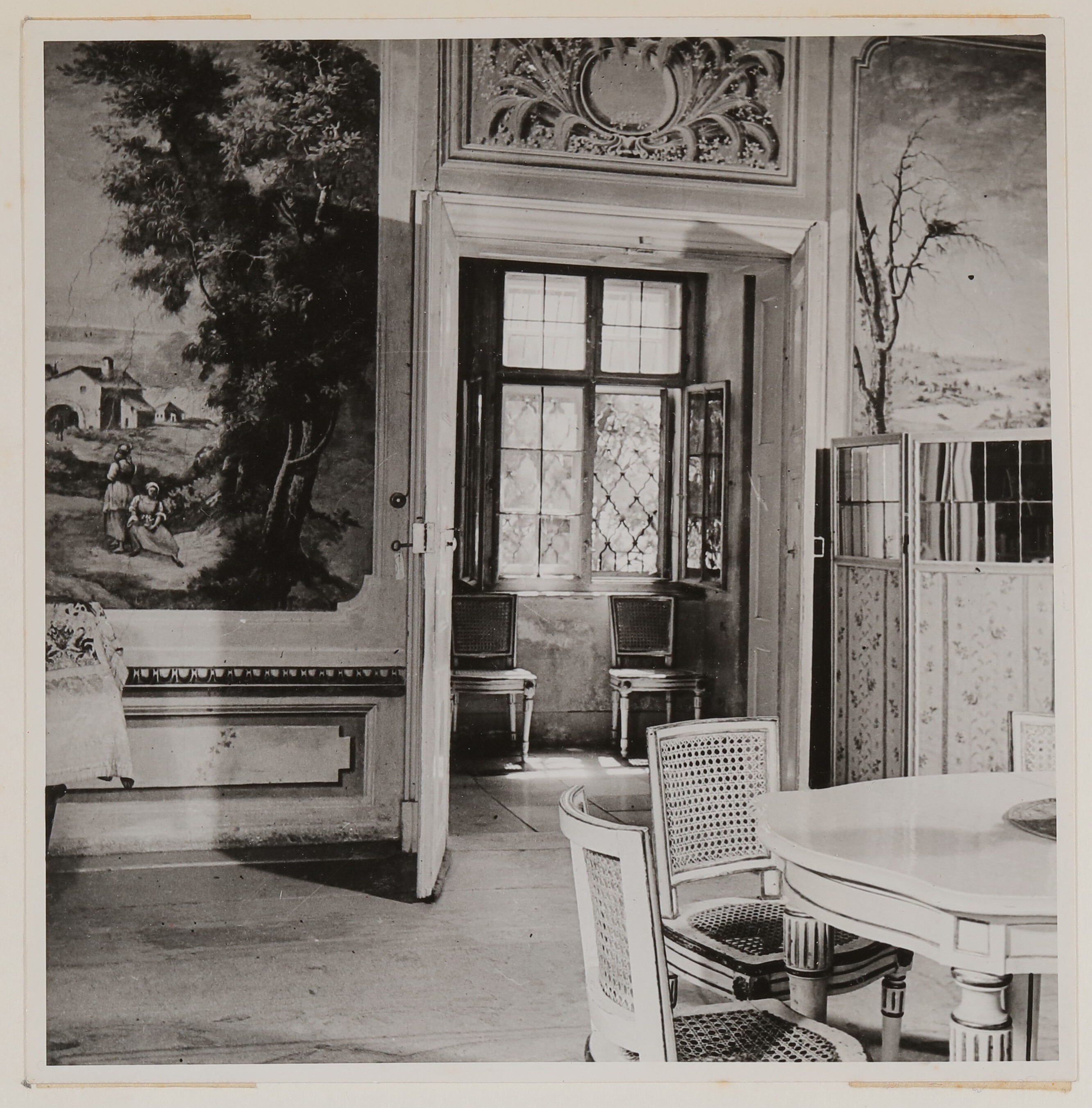 Hofmannsthals Salon in Rodaun mit Eingangstür, Tisch und Paravent (Freies Deutsches Hochstift / Frankfurter Goethe-Museum CC BY-NC-SA)
