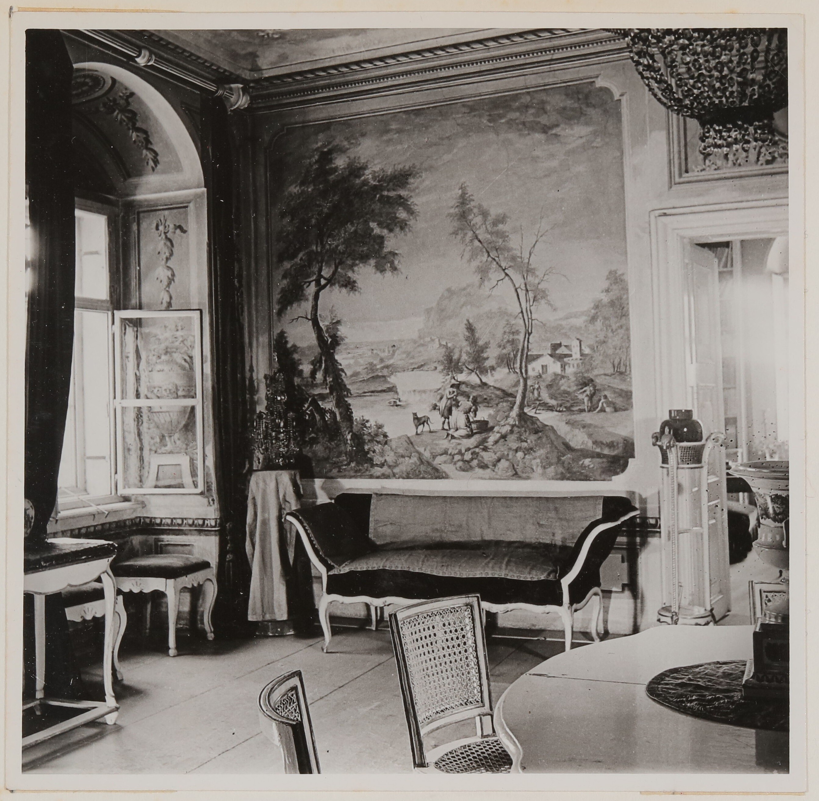 Hofmannsthals Salon in Rodaun mit Sofa, geöffnetem Fenster (Freies Deutsches Hochstift / Frankfurter Goethe-Museum CC BY-NC-SA)