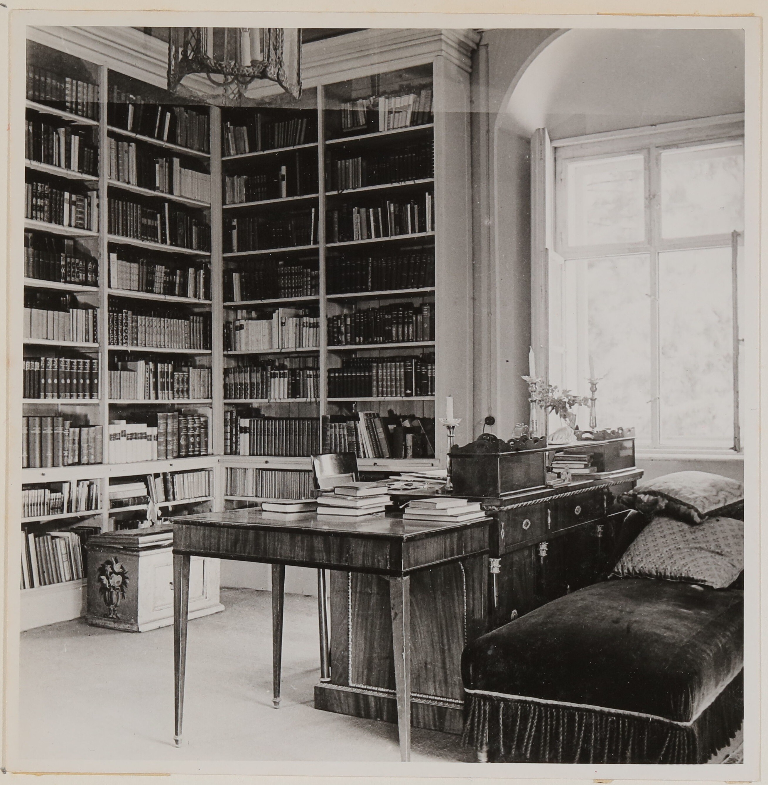 Hofmannsthals Arbeitszimmer mit Schreibtisch und Couch in Rodaun (Freies Deutsches Hochstift / Frankfurter Goethe-Museum CC BY-NC-SA)