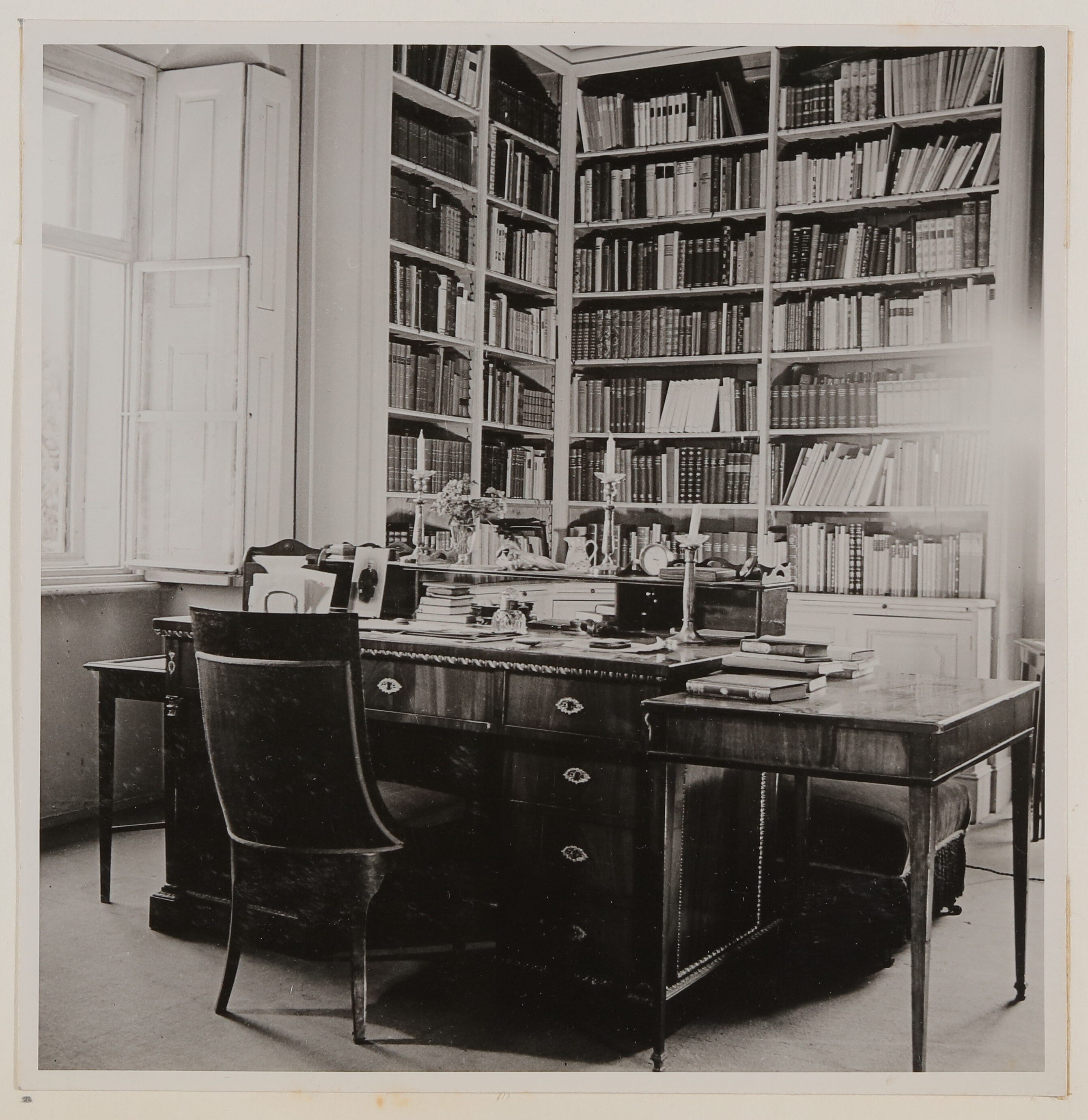 Hofmannsthals Arbeitszimmer mit Schreibtisch in Rodaun (Freies Deutsches Hochstift / Frankfurter Goethe-Museum CC BY-NC-SA)