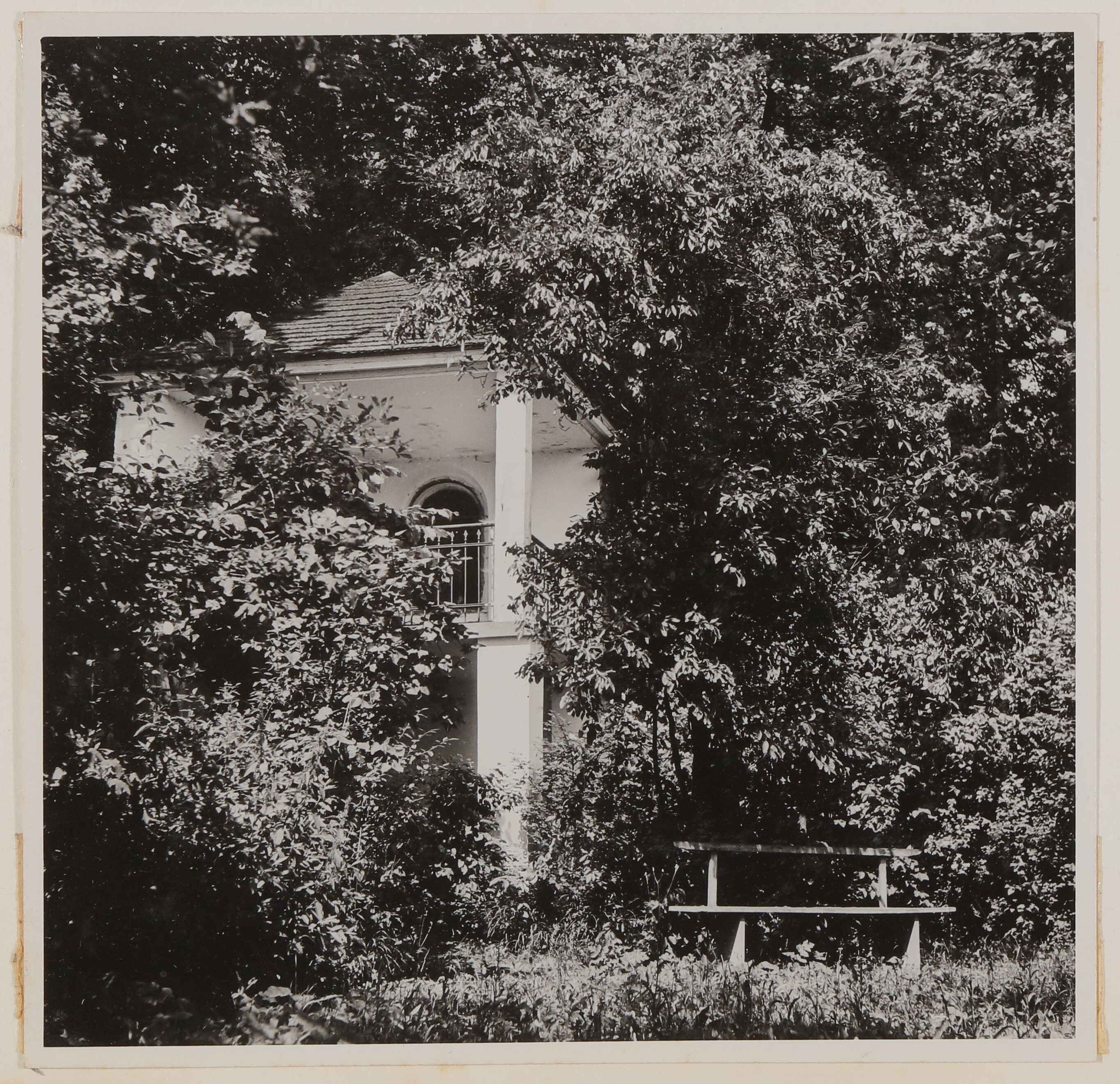 Garten von Hofmannsthals Rodauner Haus, Gartenhäuschen mit Bäumen und Sträuchern (Freies Deutsches Hochstift / Frankfurter Goethe-Museum CC BY-NC-SA)