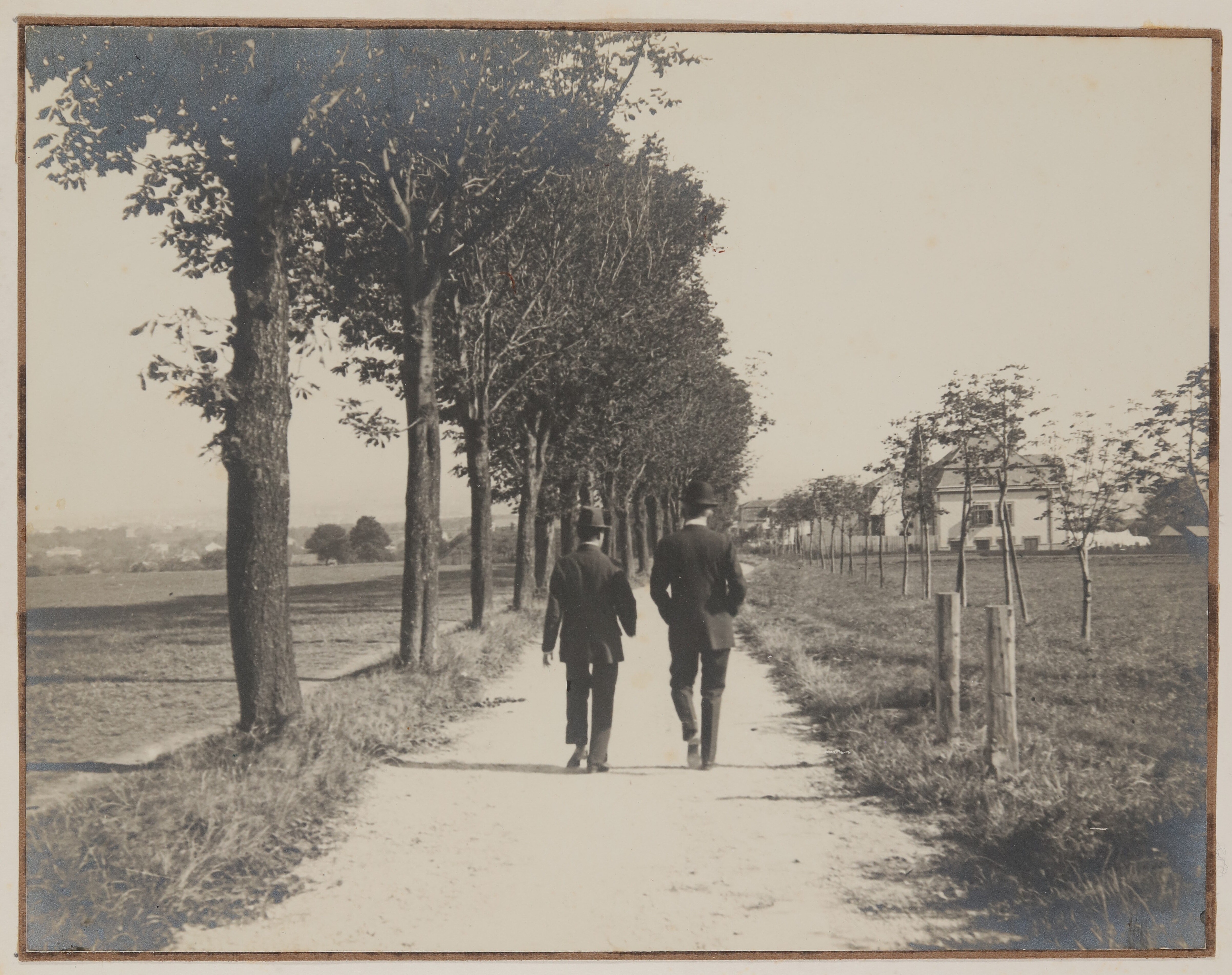 Feldweg mit Alleebäumen auf dem zwei Herren mit Hüten spazieren (Freies Deutsches Hochstift / Frankfurter Goethe-Museum CC BY-NC-SA)