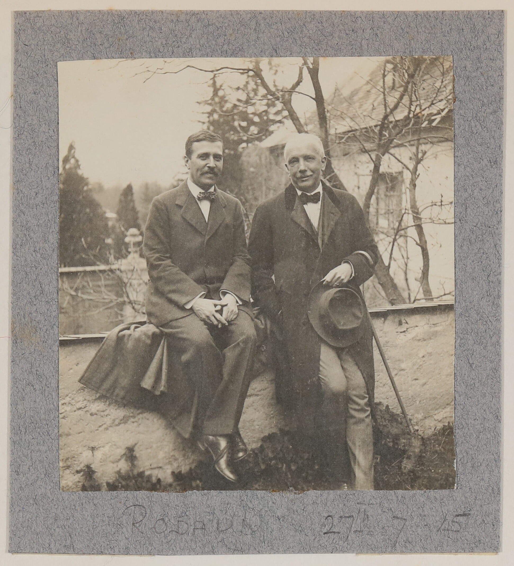 Hofmannsthal und Strauss auf Mauer in Rodaun sitzend (Freies Deutsches Hochstift / Frankfurter Goethe-Museum CC BY-NC-SA)
