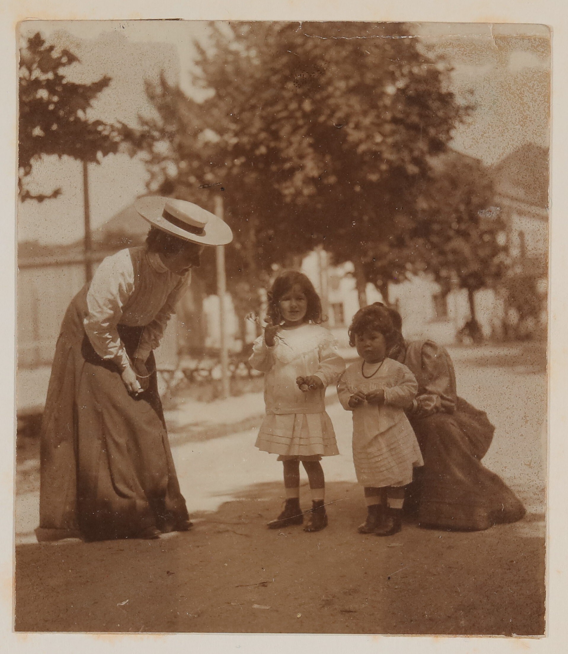 Christiane und Gerty von Hofmannsthal sowie ein anderes Kind mit Mutter (verdeckt), auf der Straße in Rodaun (Freies Deutsches Hochstift / Frankfurter Goethe-Museum CC BY-NC-SA)