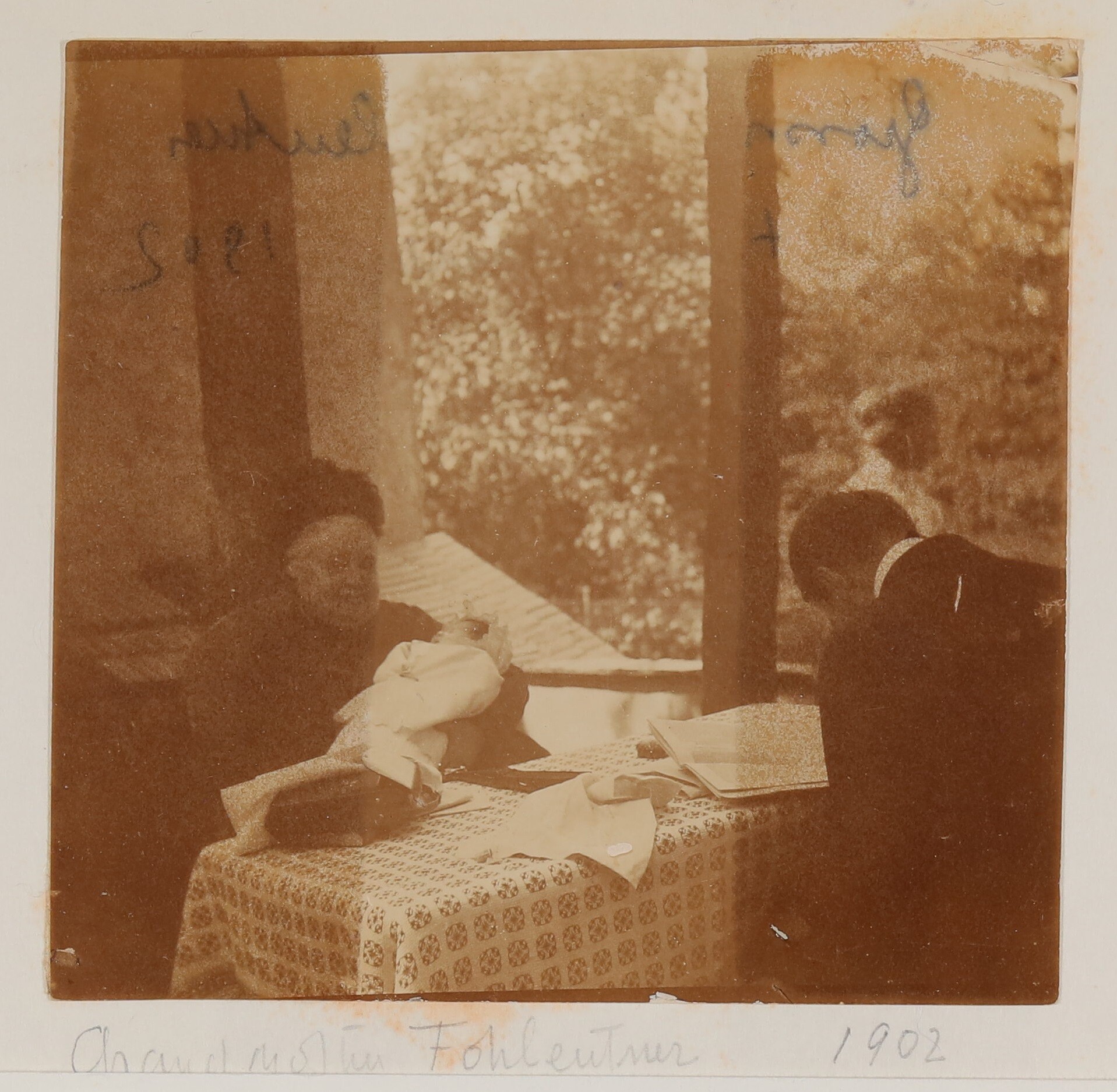 Josefine Fohleutner mit Christiane auf dem Arm, gegenüber HvH, dahinter Gerty, im Saletl(?), 1902 (Freies Deutsches Hochstift / Frankfurter Goethe-Museum CC BY-NC-SA)