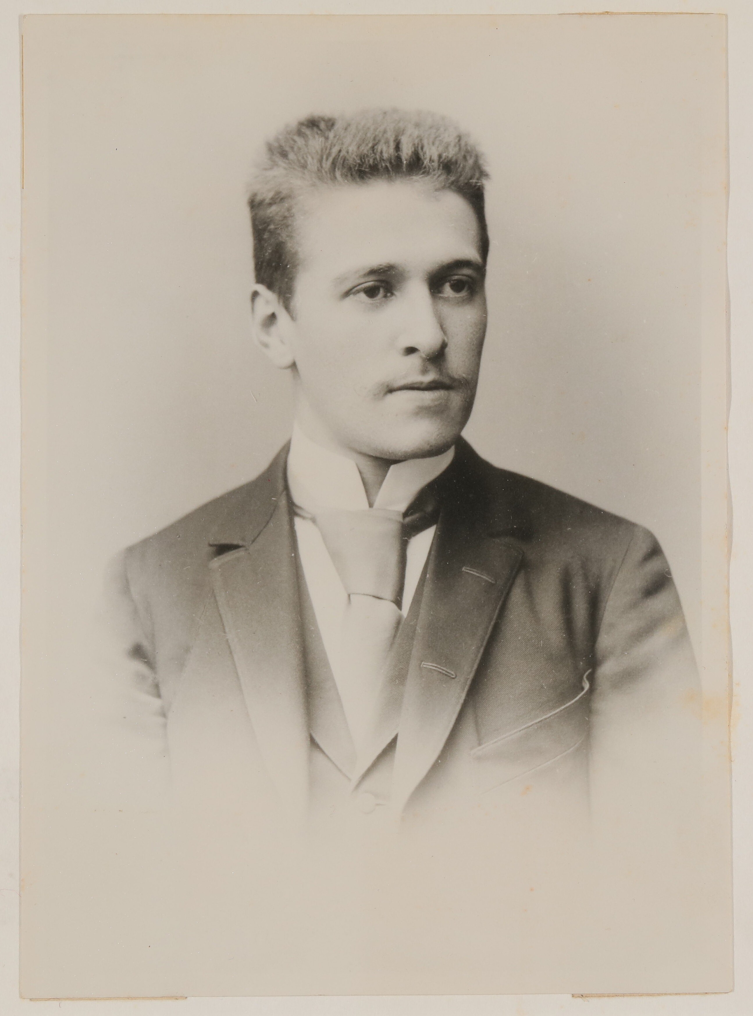 Portrait des jungen Hugo von Hofmannsthal im Halbprofil, nach rechts blickend (Freies Deutsches Hochstift / Frankfurter Goethe-Museum CC BY-NC-SA)
