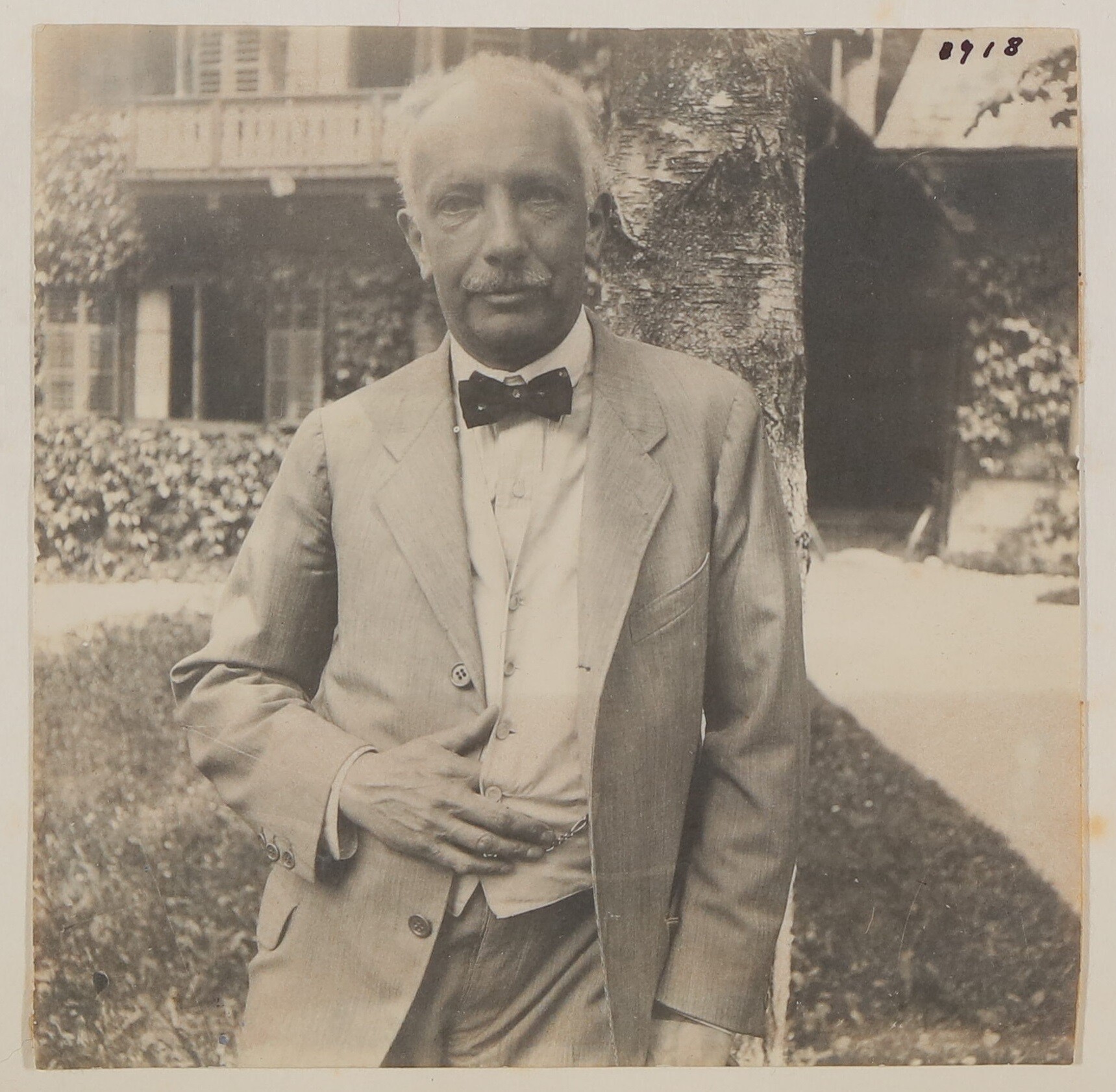 Richard Strauss im Garten vor einem Haus stehend (Freies Deutsches Hochstift / Frankfurter Goethe-Museum CC BY-NC-SA)