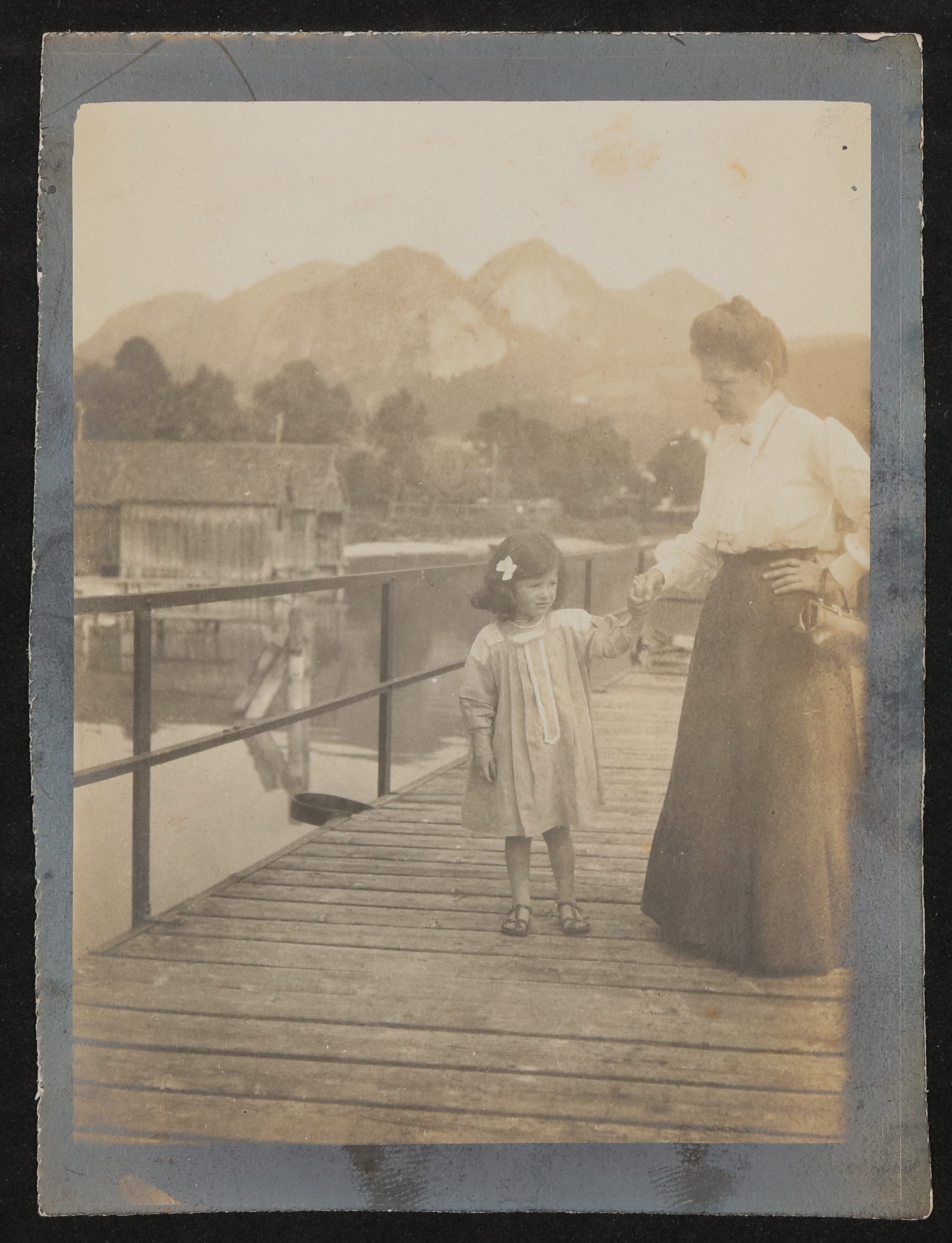 Christiane Zimmer als Kind auf einem Steg mit dem Kindermädchen (Vera Graaf CC BY-NC-SA)