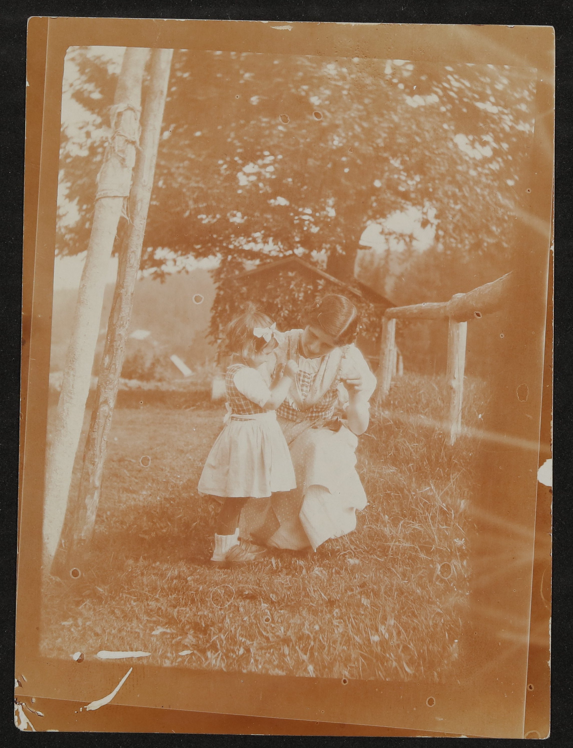 Eine junge Frau (Christiane Zimmer?) und ein Kind auf einer Wiese (Vera Graaf CC BY-NC-SA)