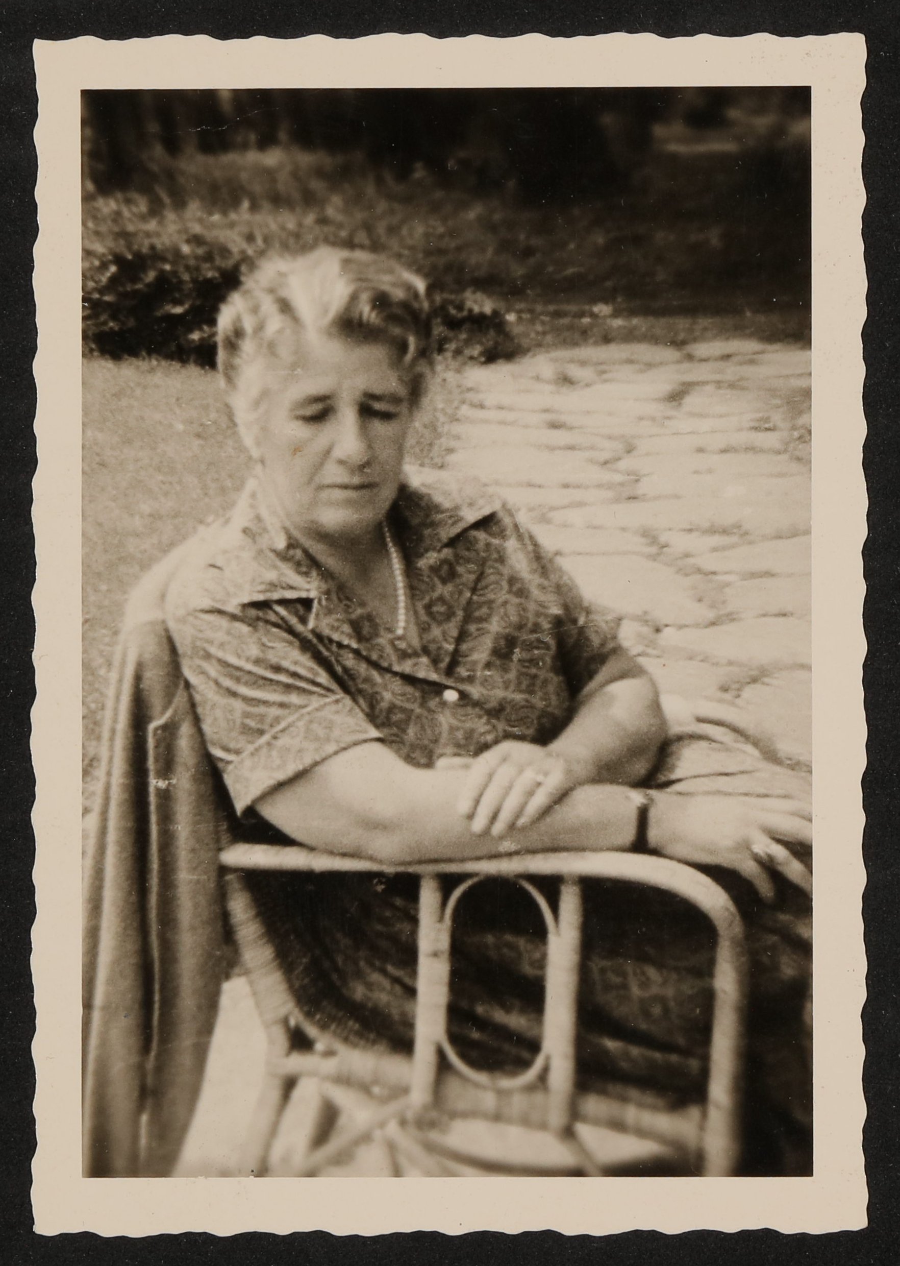 Christiane Zimmer im Korbstuhl auf einer Terrasse sitzend (Vera Graaf CC BY-NC-SA)